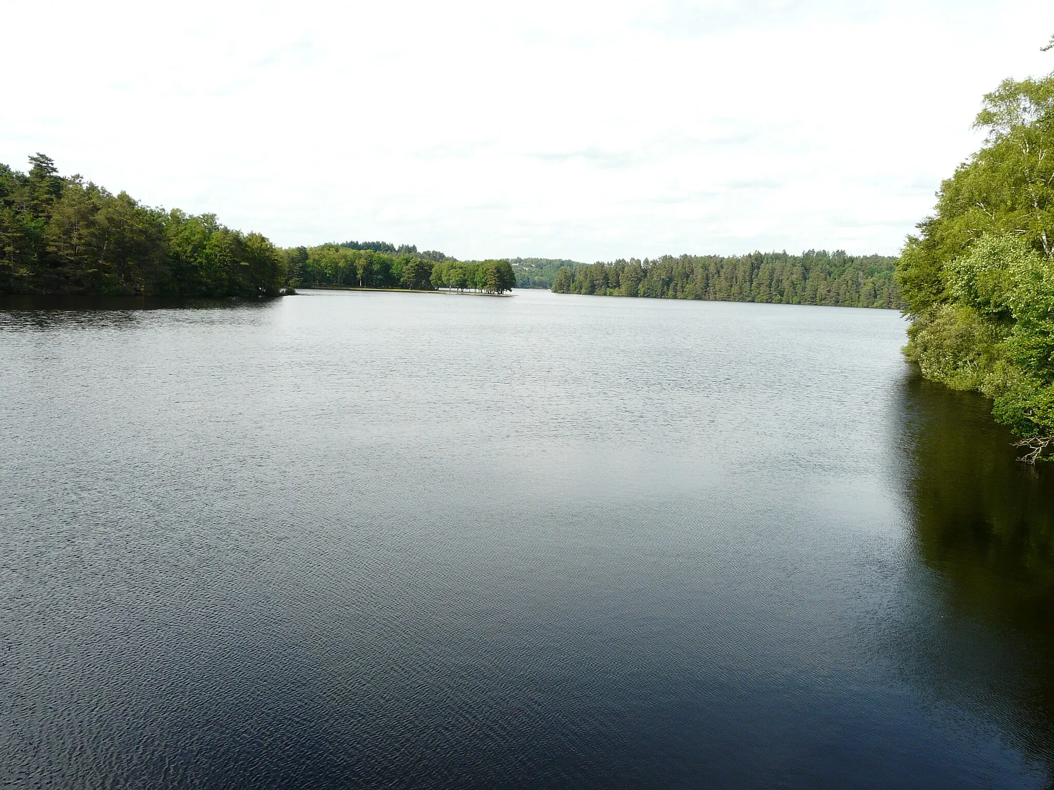 Photo showing: La retenue du barrage de la Valette juste en amont du barrage, entre les communes de Marcillac-la-Croisille à gauche, et Saint-Pardoux-la-Croisille à droite, Corrèze, France.