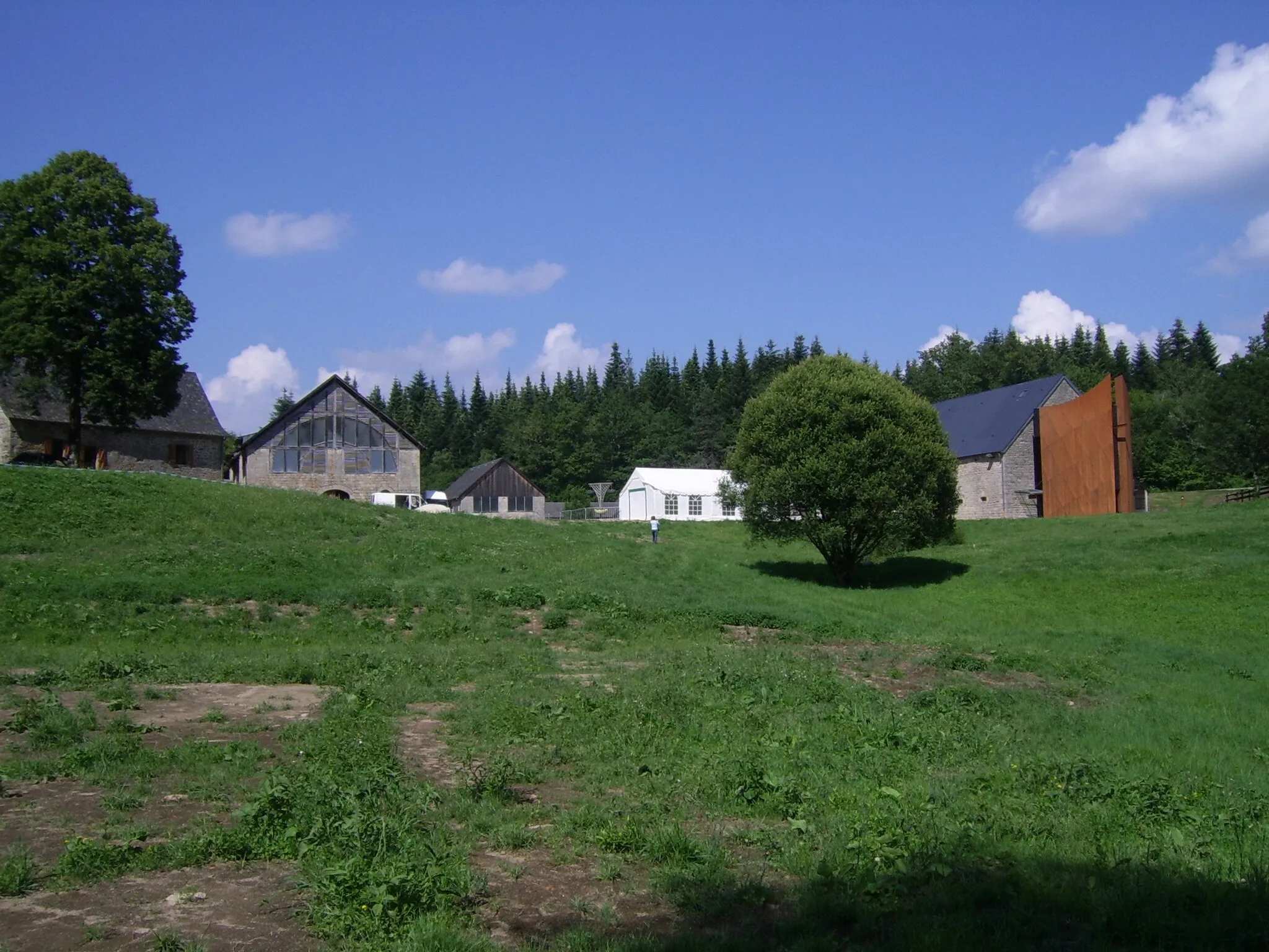 Photo showing: Les granges du domaine de Sédières (Clergoux, 19, France)