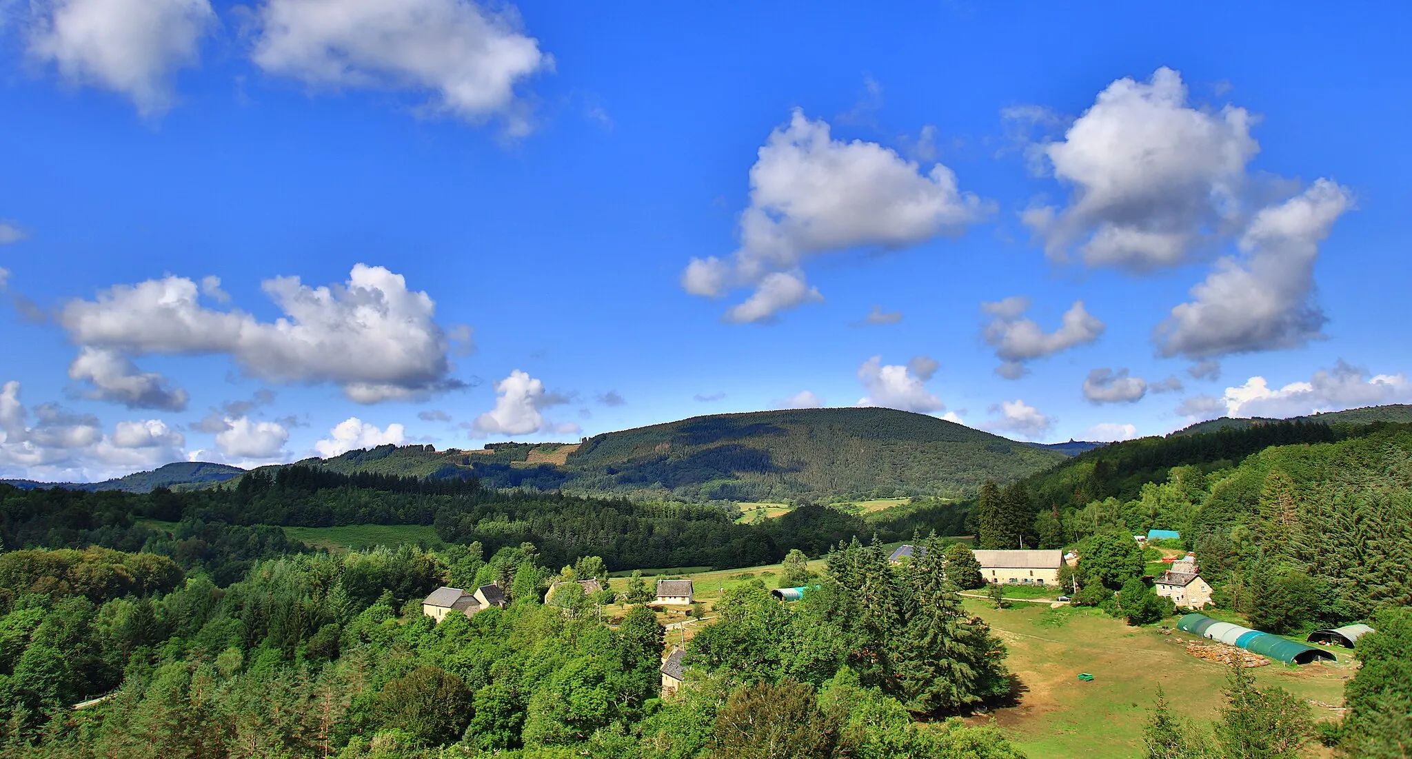 Photo showing: Le hameau de Franchesse, altitude 579 mètres, est situé au bord de la rivière Corrèze, sur la commune de Saint Yrieix-le-Déjalat. Corrèze, France. Au milieu de l'image domine le Puy Charrin, altitude 869 métres.