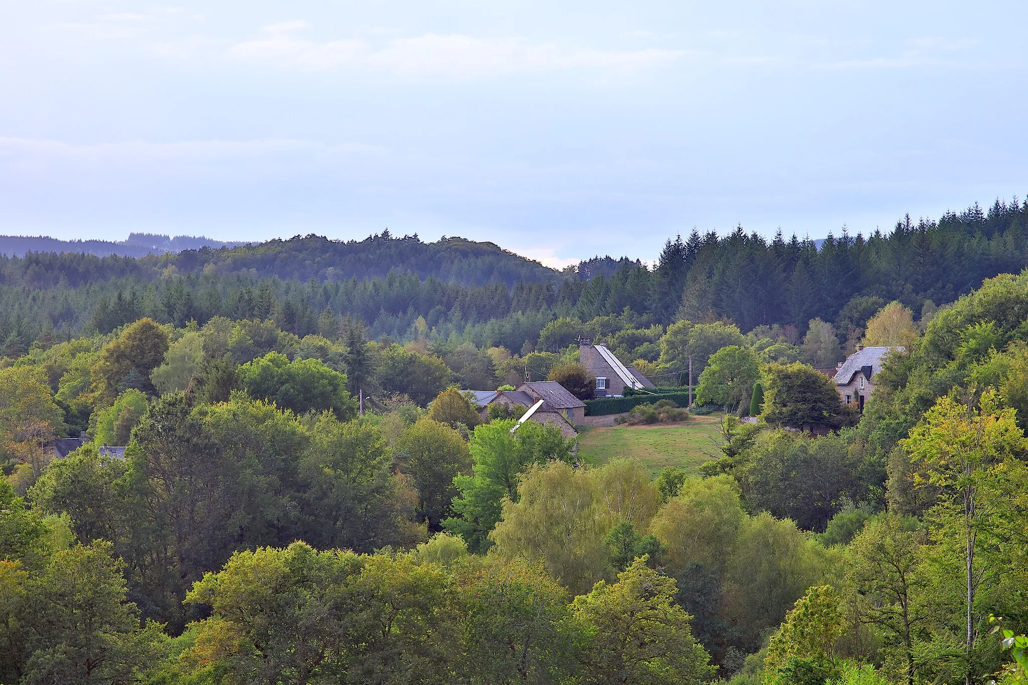 Photo showing: Photo du hameau de Lanour, prise depuis La Fournière, (situé entre Les Pradeleix et Lanour) en direction de l'ouest.