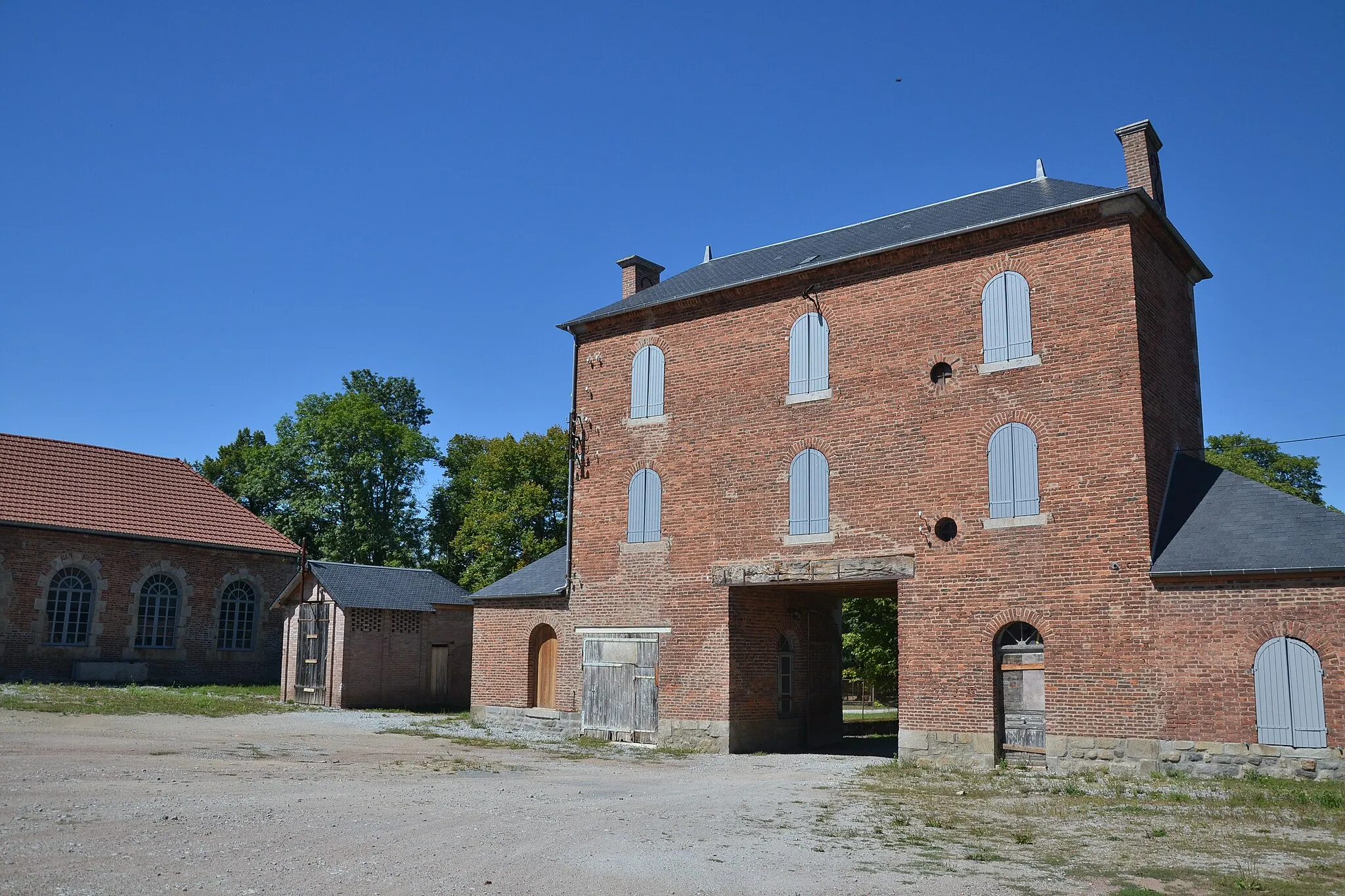 Photo showing: This building is indexed in the base Mérimée, a database of architectural heritage maintained by the French Ministry of Culture, under the reference PA23000017 .