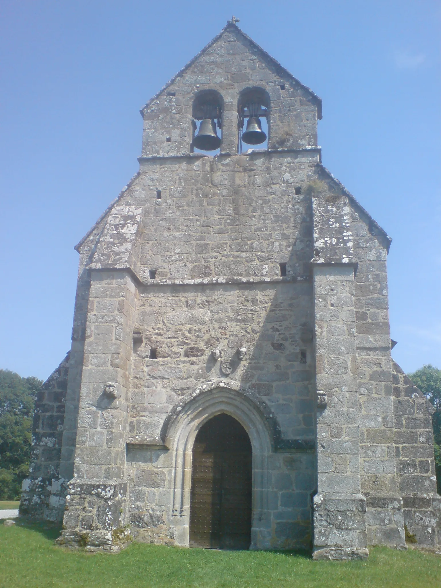 Photo showing: Façade de l’église de Courteix, initialement chapelle templière, du XIIIe siècle. Le portail est postérieur ; croix de Malte ; culots sculptés de visages humains.