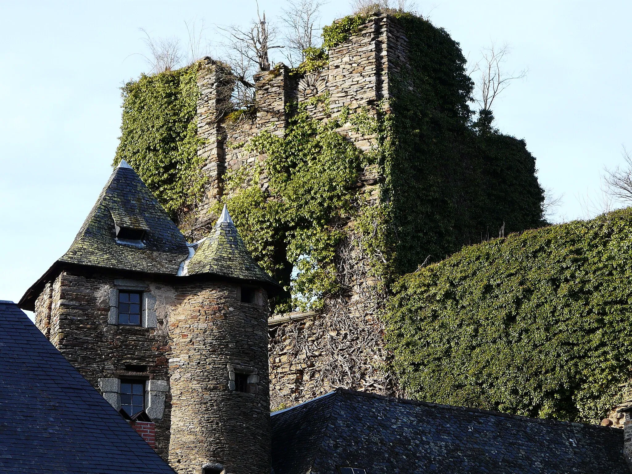 Photo showing: Au-dessus des toits du village, les ruines du château de Ségur, Ségur-le-Château, Corrèze, France