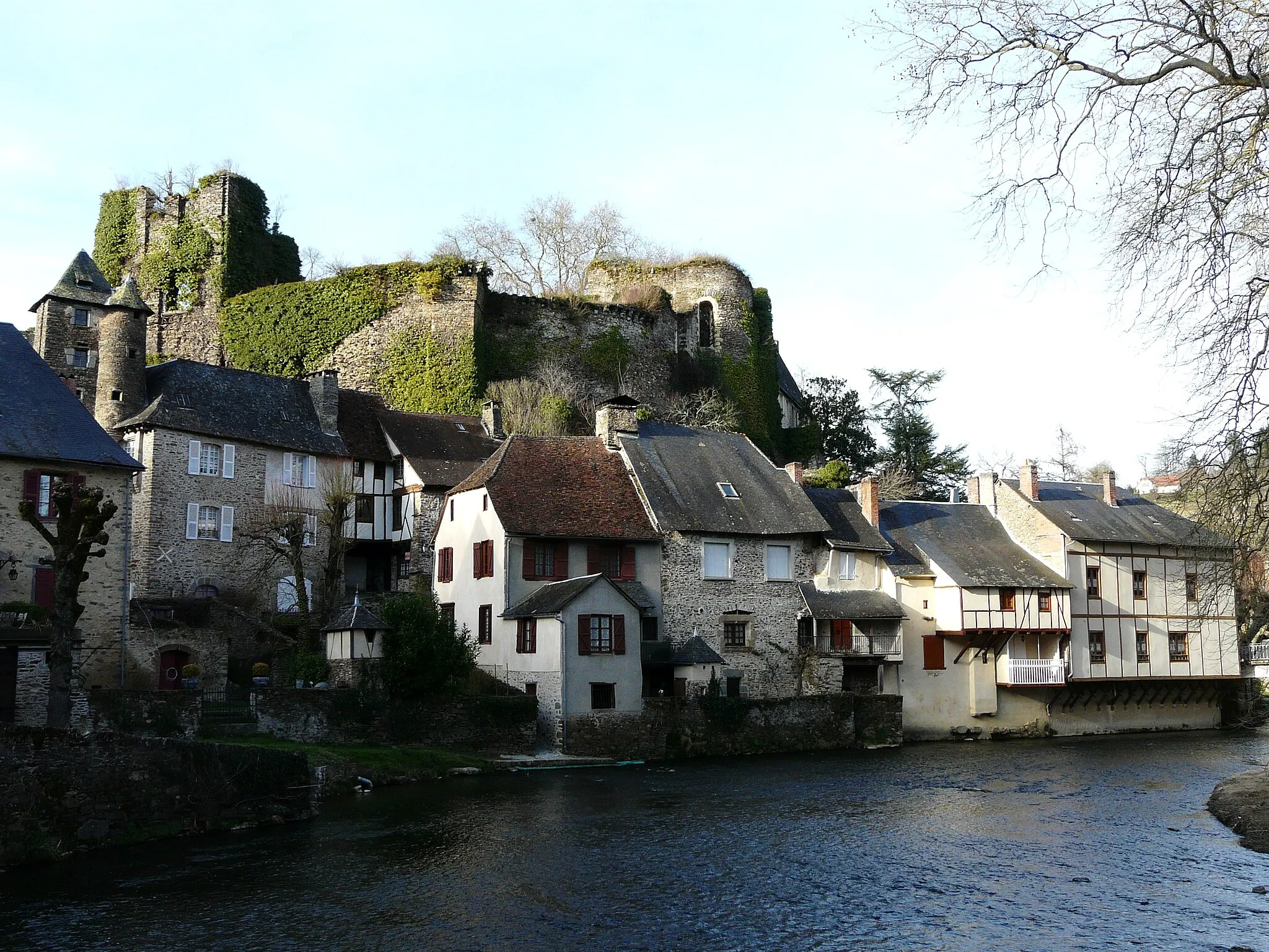 Photo showing: L'Auvézère au pied du bourg de Ségur-le-Château, Corrèze, France. Vue prise depuis la place du foirail.