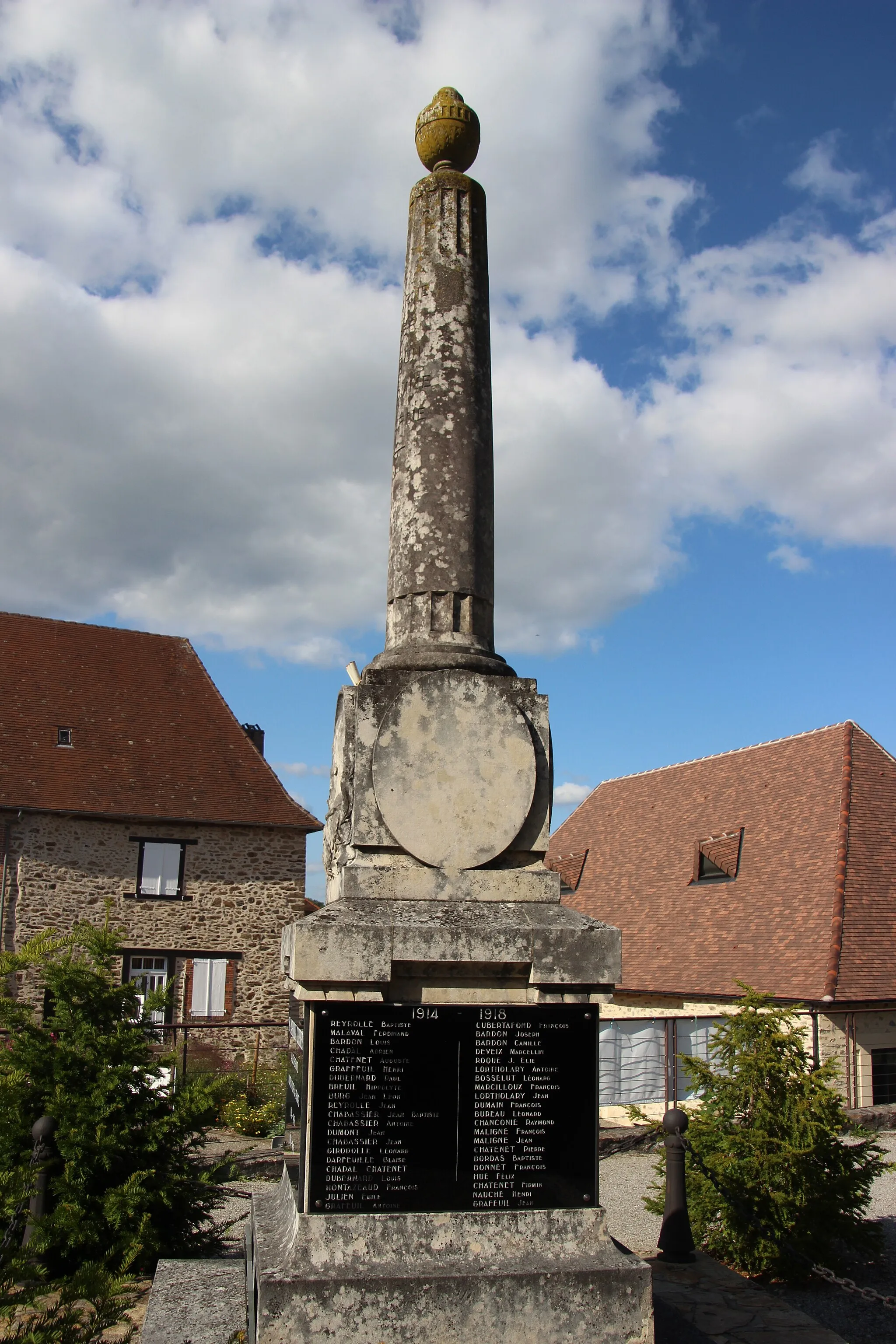 Photo showing: Monument aux morts Saint-Pardoux-Corbier 1