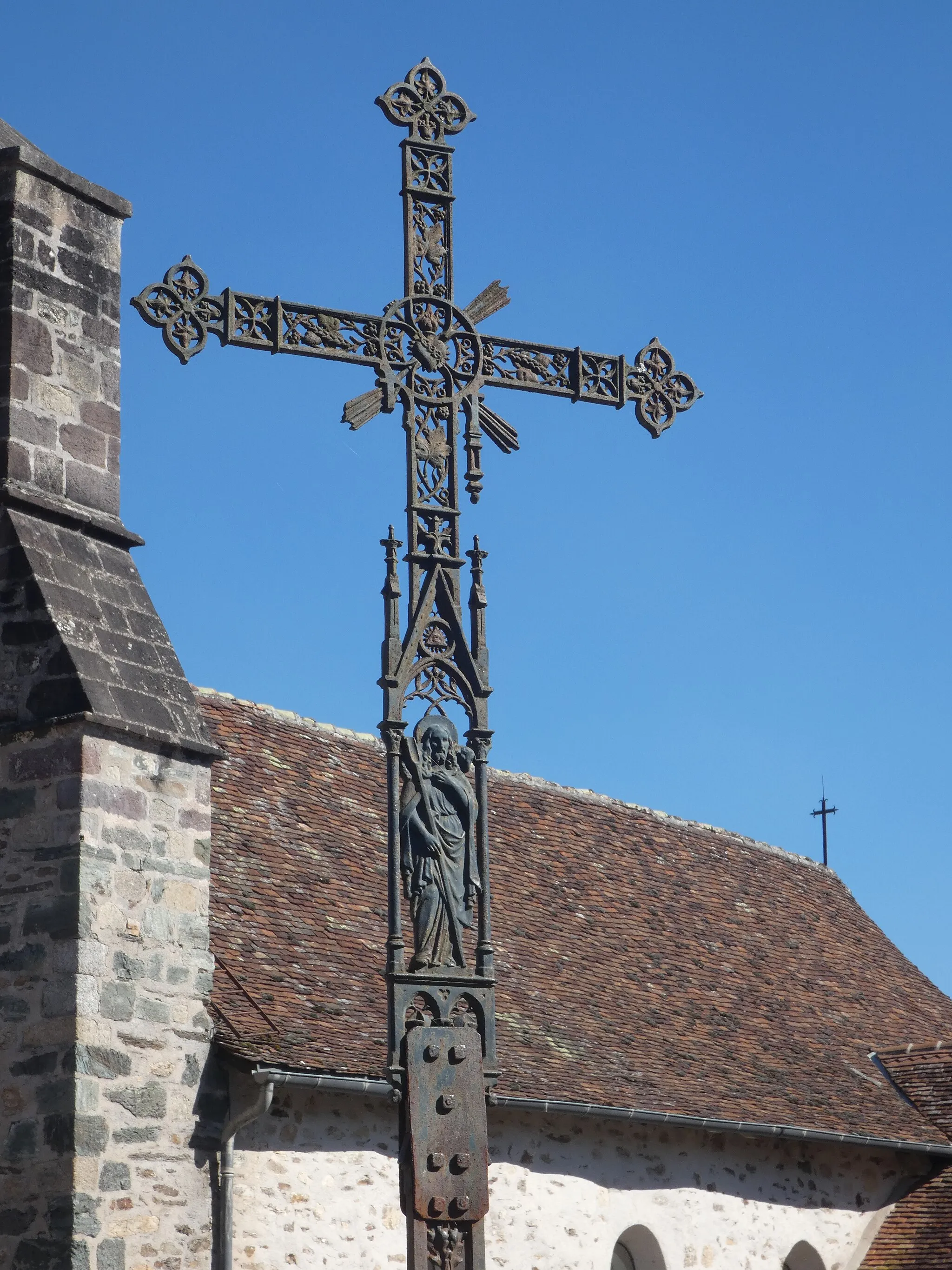 Photo showing: Croix de place en fonte avec sur son fût un Christ portant un agneau