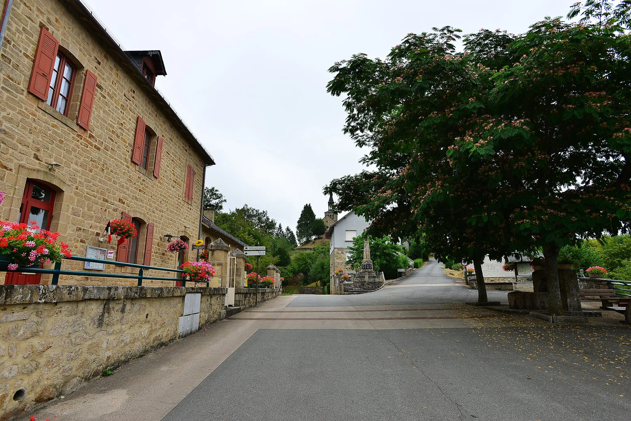 Photo showing: La mairie et la poste.