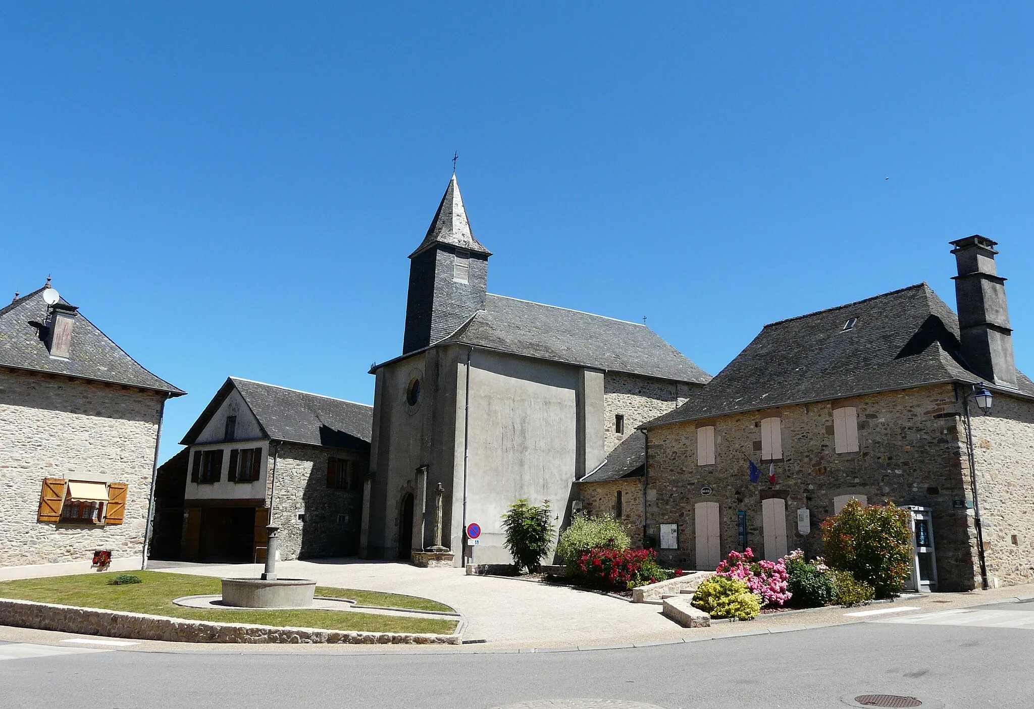 Photo showing: La place de la Fontaine dans le bourg, Le Chastang, Corrèze, France.