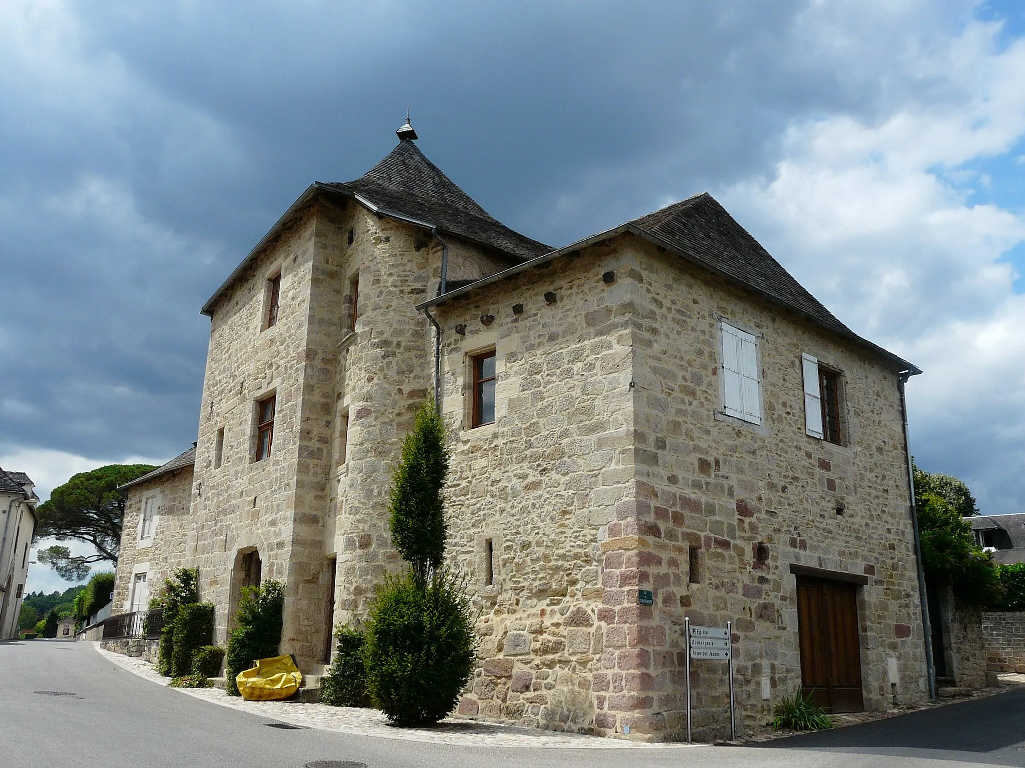 Photo showing: Ancien bâtiment dans le bourg de Cublac, Corrèze, France.