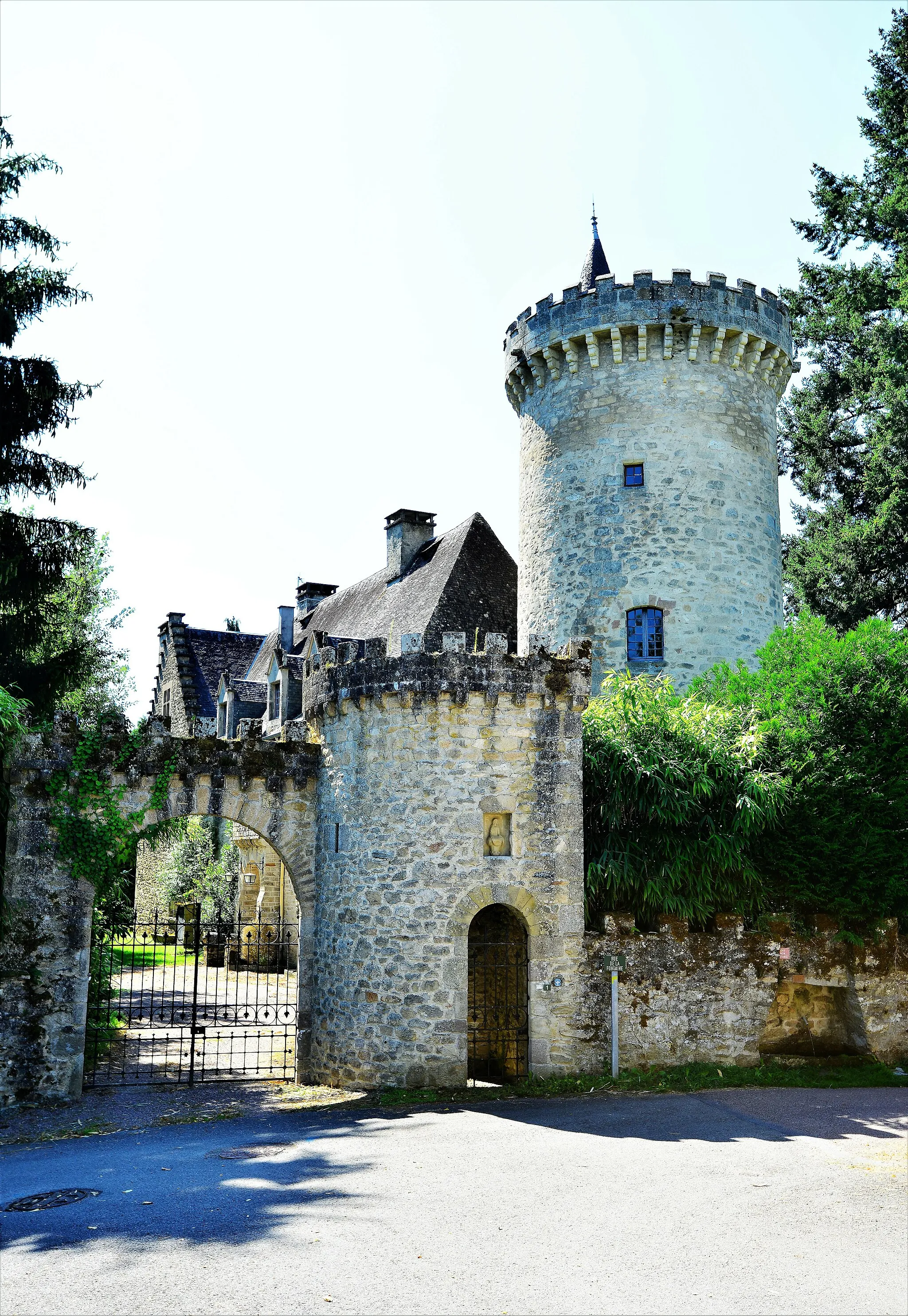 Photo showing: Le château de Favars, incendié en 1791, puis  reconstruit au XIX ème siècle, avec sa tour plus ancienne classée aux monuments historiques et datant du XIII ème siècle, Corrèze, France.