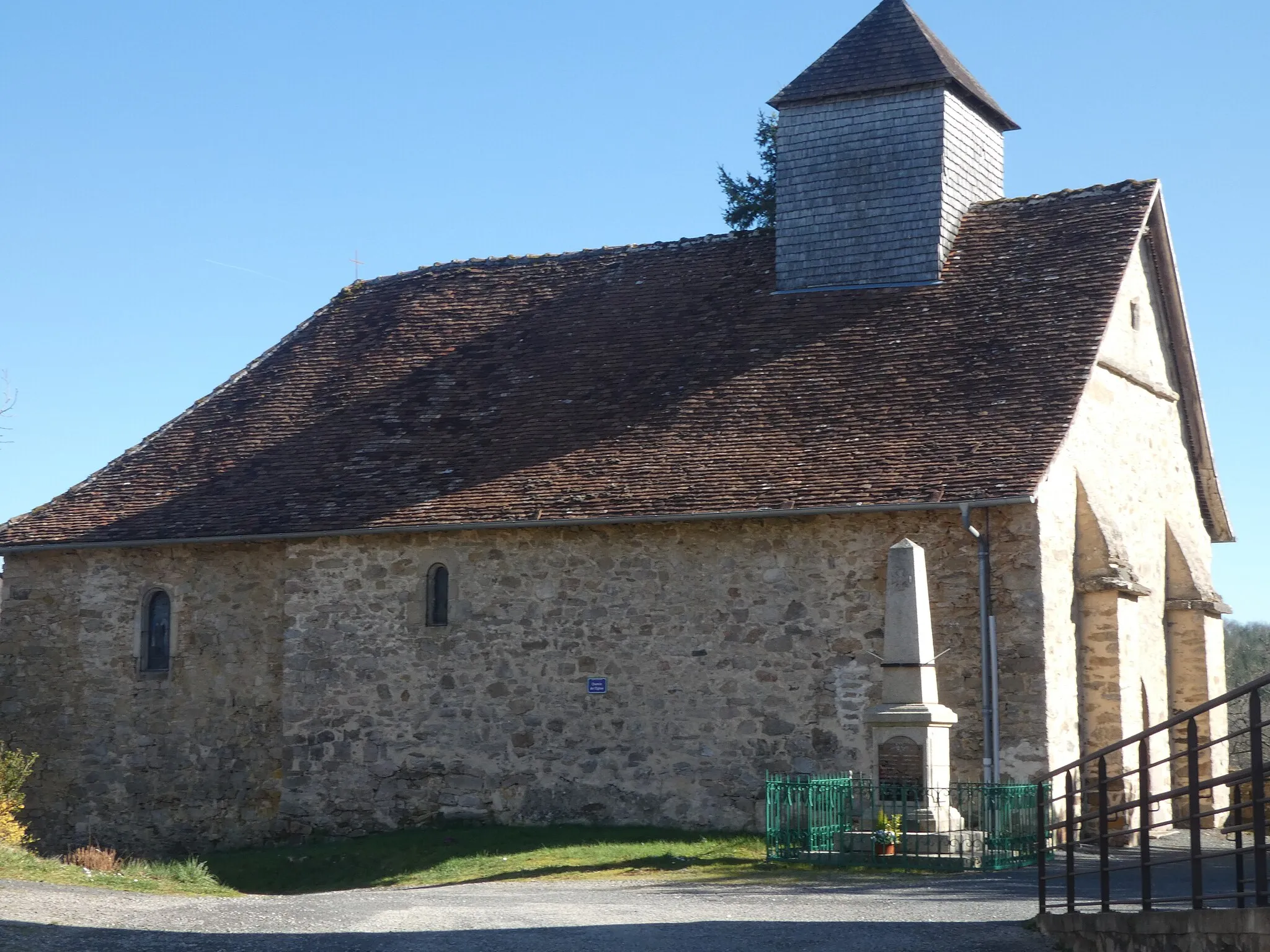 Photo showing: Petite église romane surmontée d'un clocheton en bardeaux de bois. Elle est dédiée à Saint Martial, évêque  de Limoges au 3ème siècle