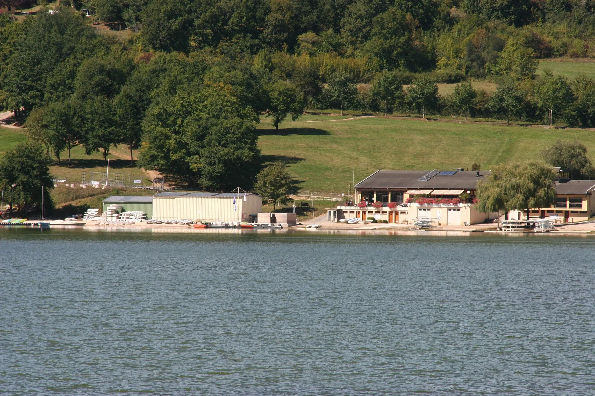 Photo showing: Lac du Causse: Watersport Area