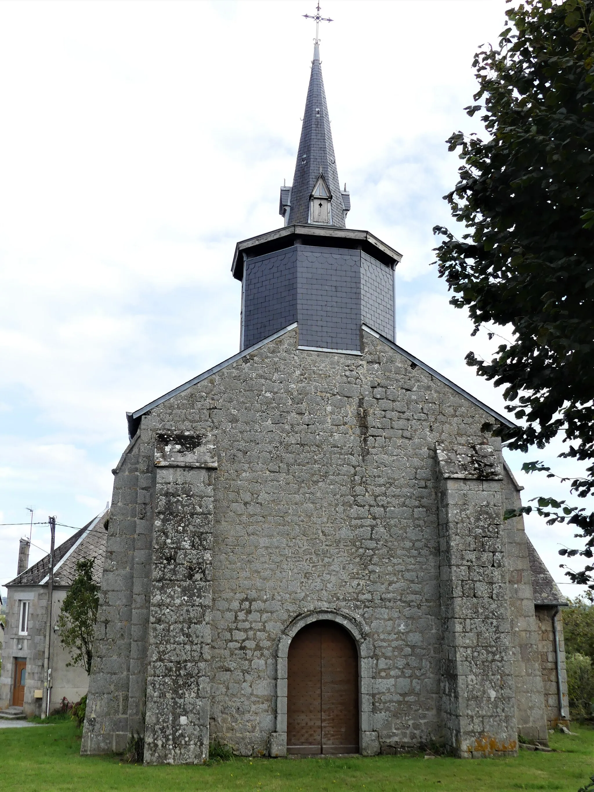 Photo showing: La façade occidentale de l'église de Mazeirat, Creuse, France.