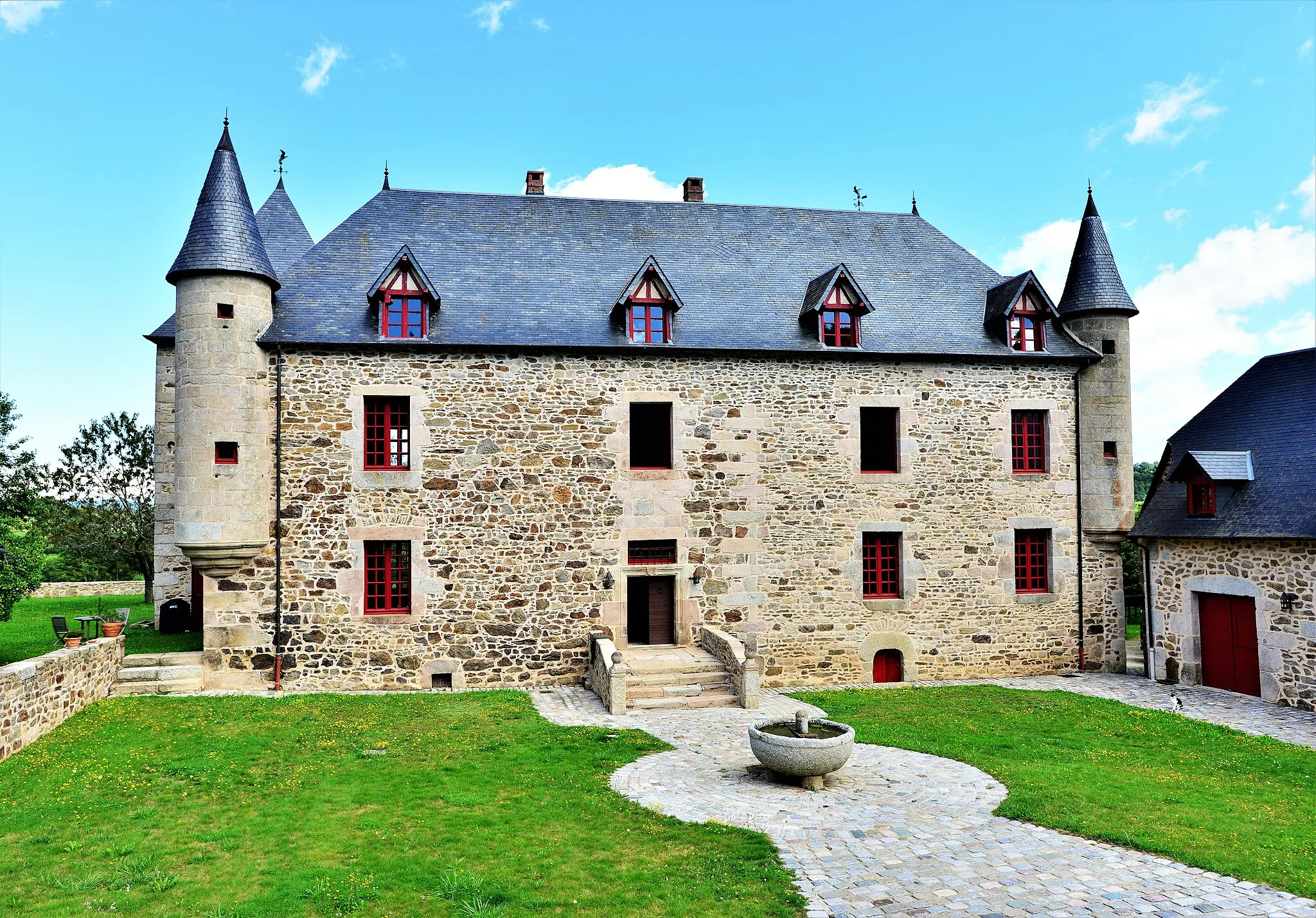 Photo showing: Le château de Saint Germain Lavolps est mentionné dès le XVème siècle. Acquis en 1661 par Antoine de la Barre, c'est vraisemblablement ce dernier qui fit construire l'édifice actuel.
Menaçant de tomber en ruines dans les années 1970, il sera restauré à partir des années 90, puis labellisé patrimoine historique en 1999.