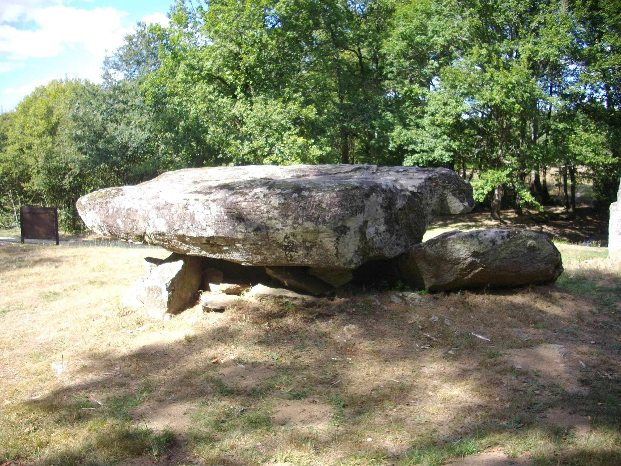 Photo showing: Ménardeix dolmen, in Pionnat (Creuse, France)