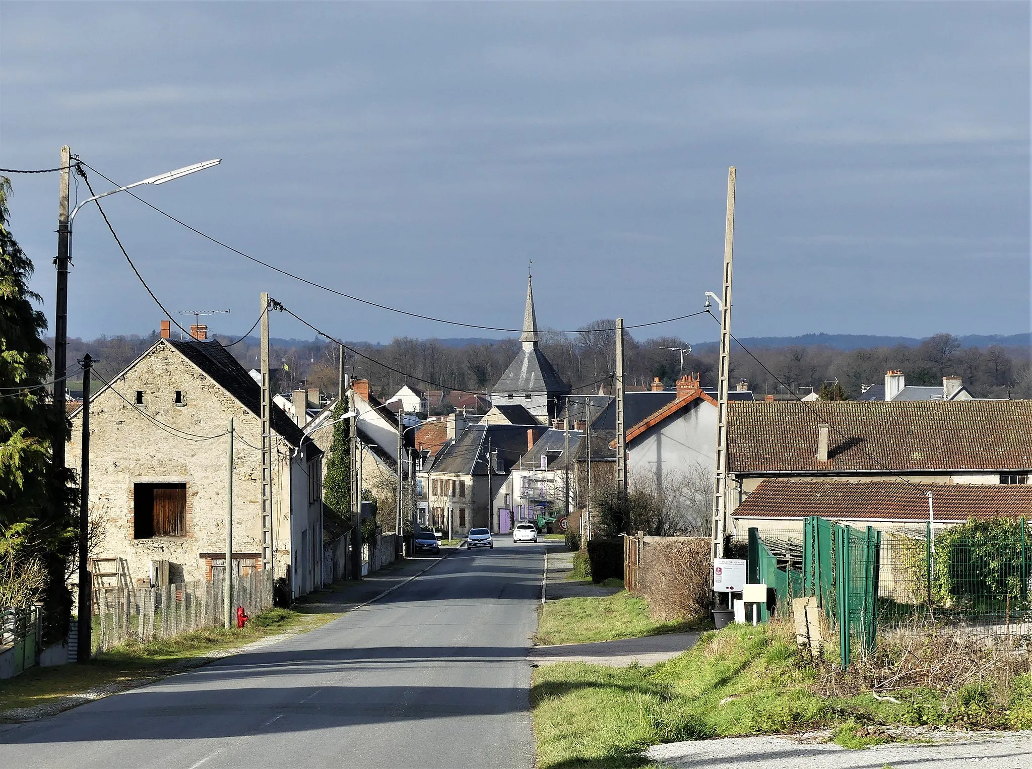 Photo showing: L'entrée sud-est du bourg de Jarnages par la route départementale 990, Creuse, France.