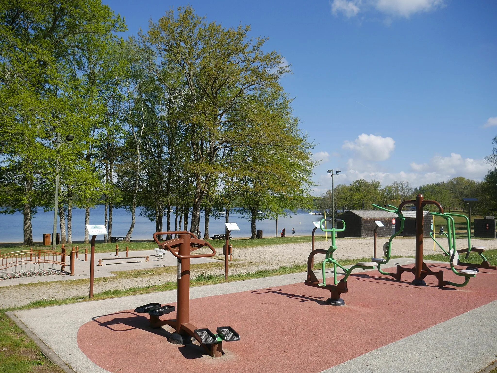Photo showing: Street workout au Lac de Saint-Pardoux.