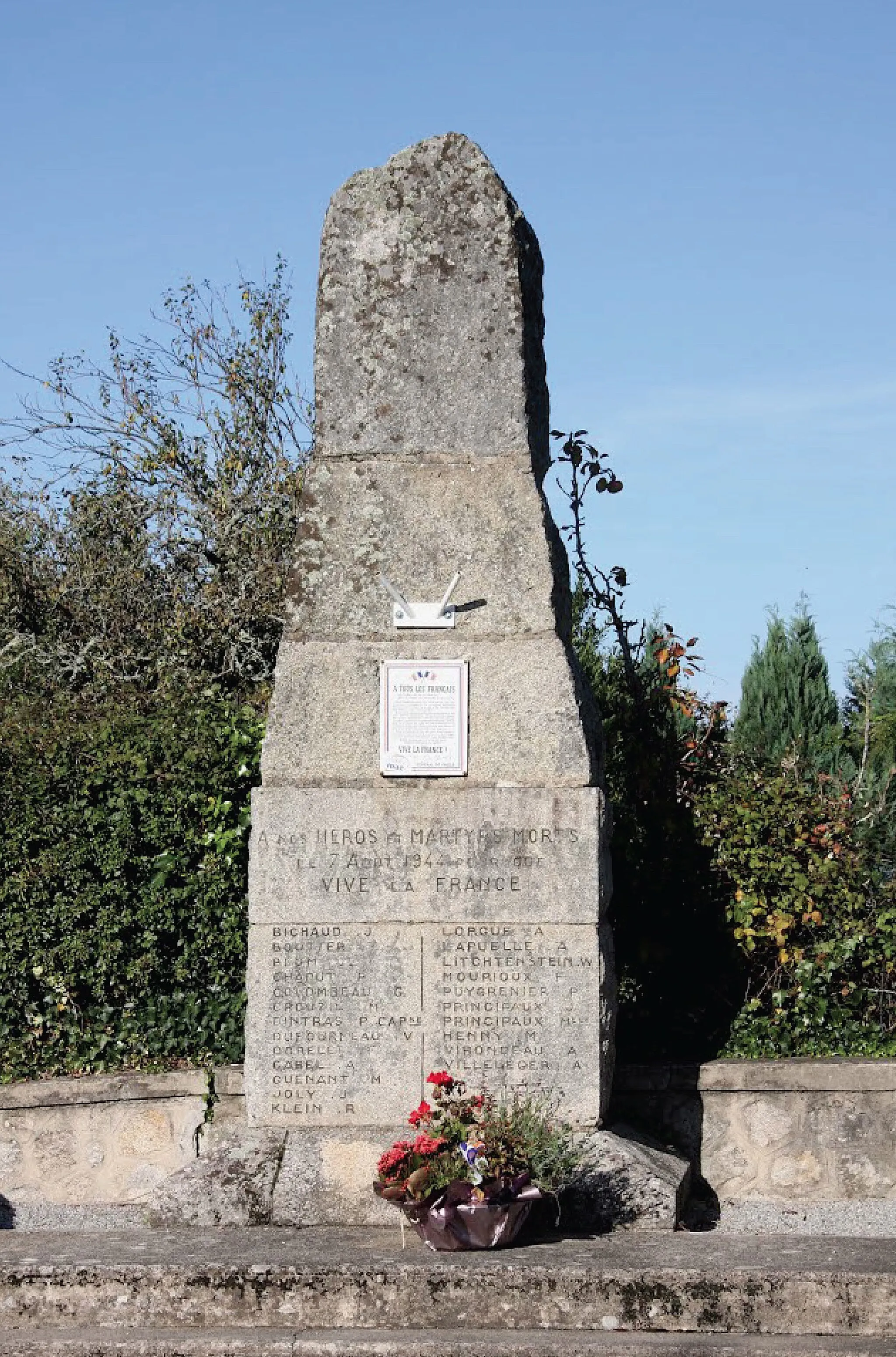 Photo showing: la stèle du 7 août 1944 à Blond