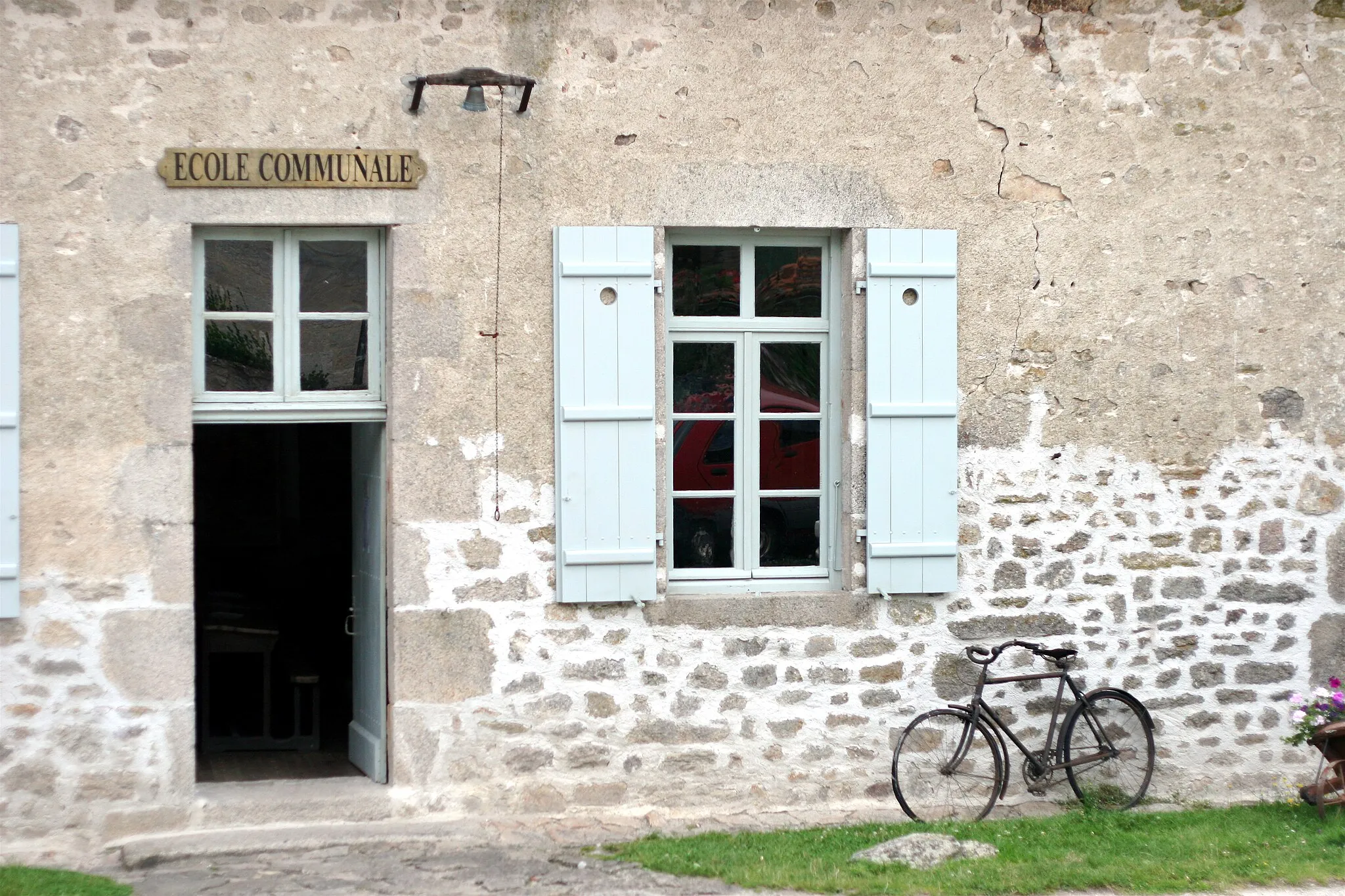 Photo showing: Façade de l'école de Montrol-Sénard, Haute-Vienne, France