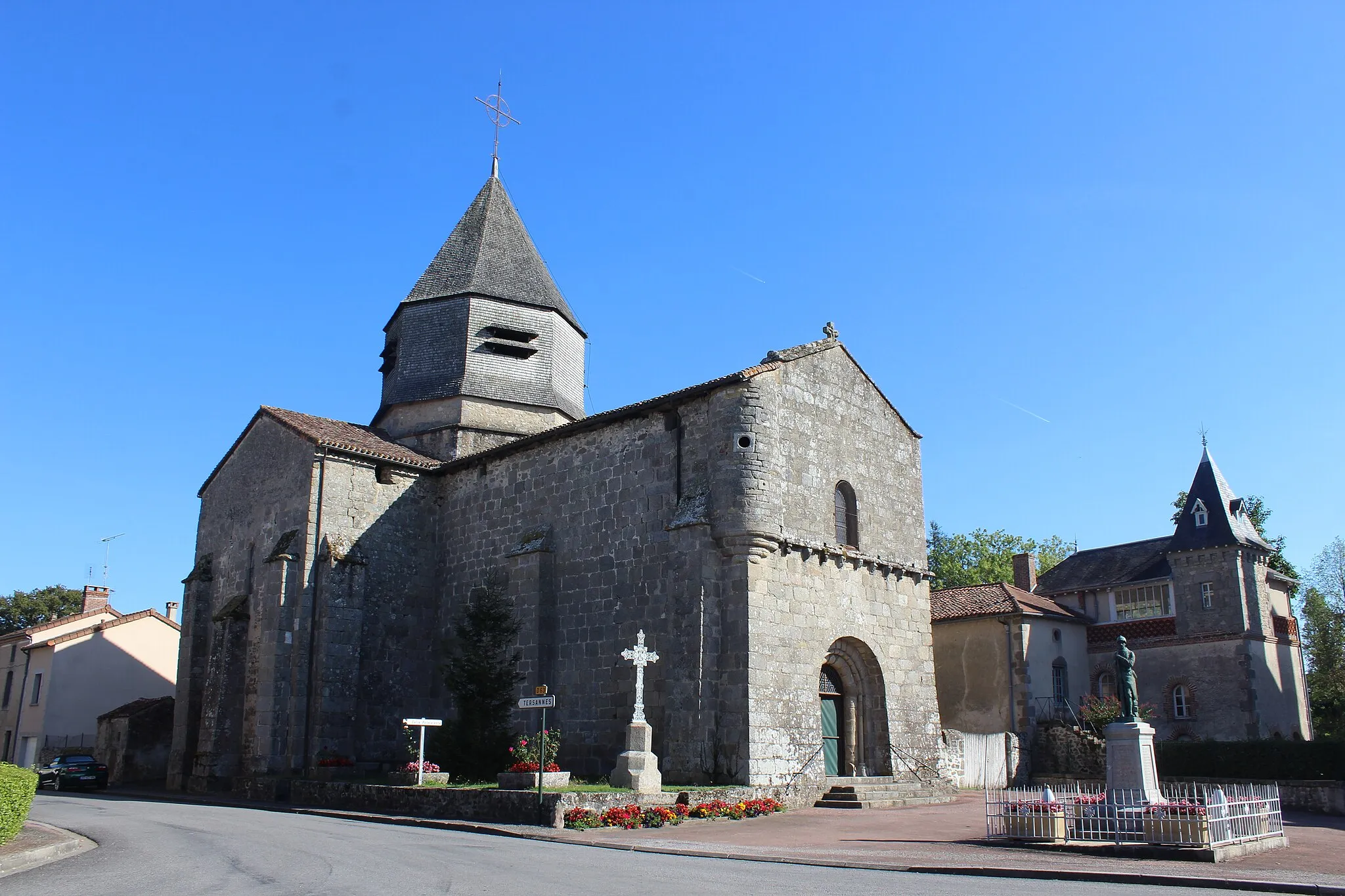 Photo showing: Vue extérieur de l'église Saint-Genest d'Azat-le-Ris (87) et Monument aux morts.