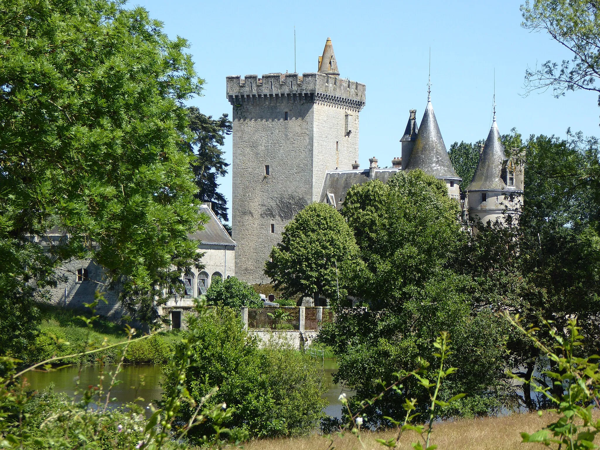 Photo showing: Aspect sud du Château de Ris-Chauveron