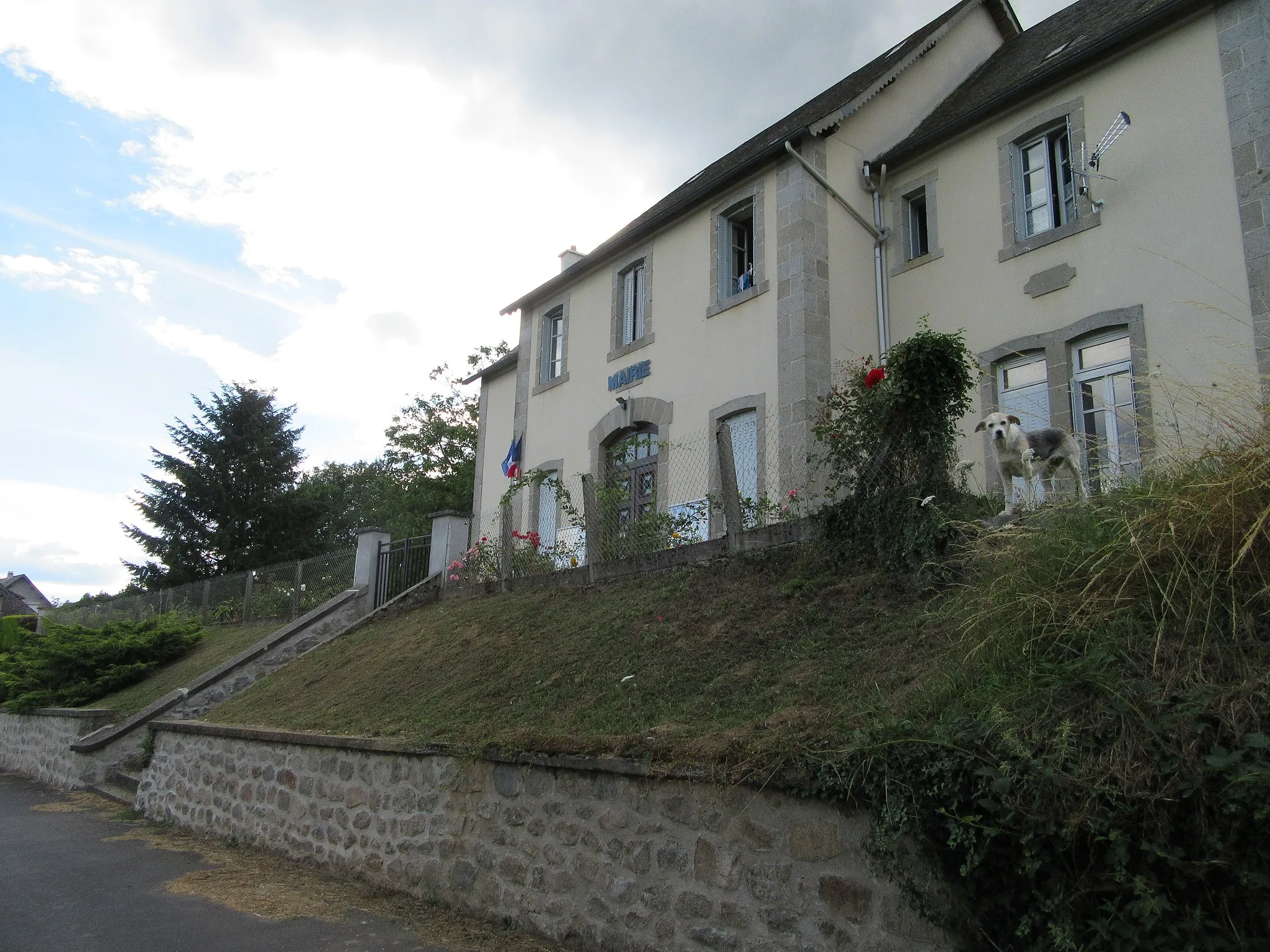 Photo showing: Vue sur la mairie de Saint-Victour (Corrèze, France). Ancienne mairie-école 1882.