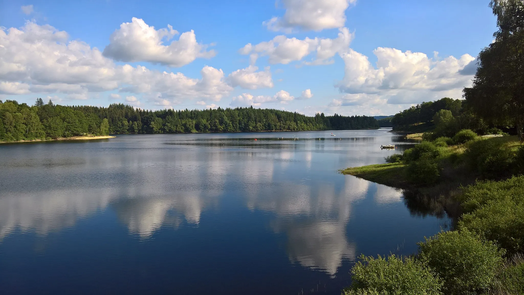 Photo showing: Lake at Viam, the result of a dam over the Vezere river