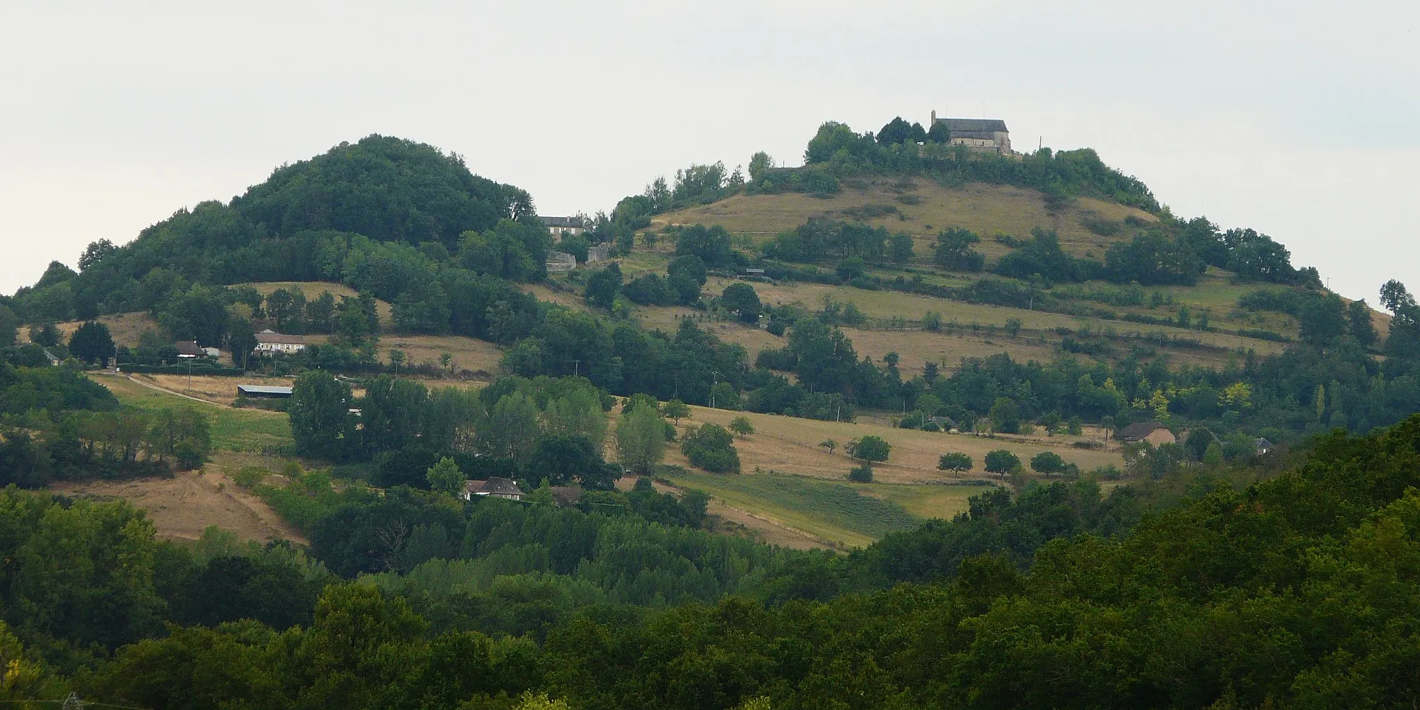 Photo showing: Le puy d'Yssandon (sur la droite) vu depuis le sud (route départementale 147), Corrèze, France.