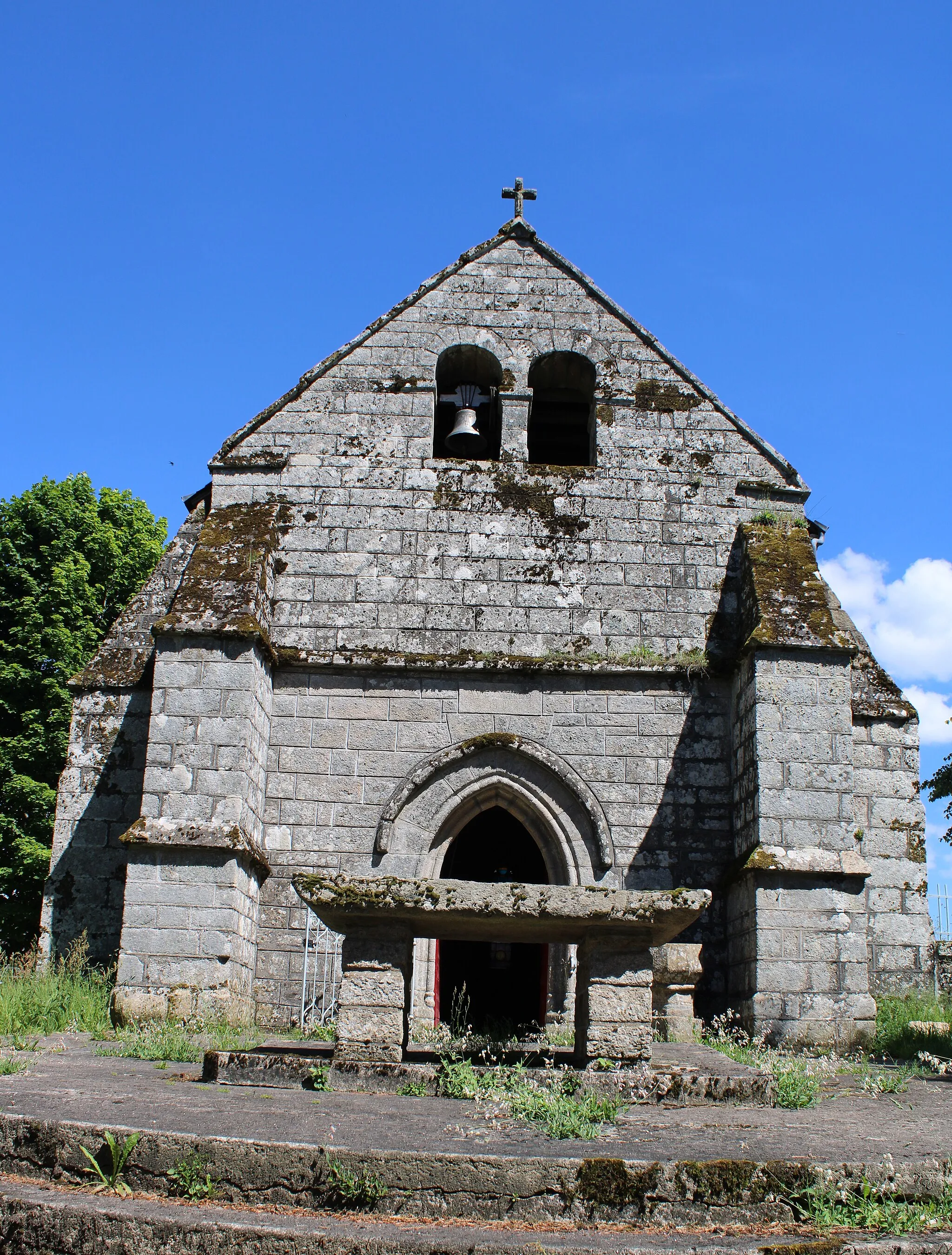 Photo showing: Chapelle Notre-Dame de Fournol -  Façade et autel extérieur