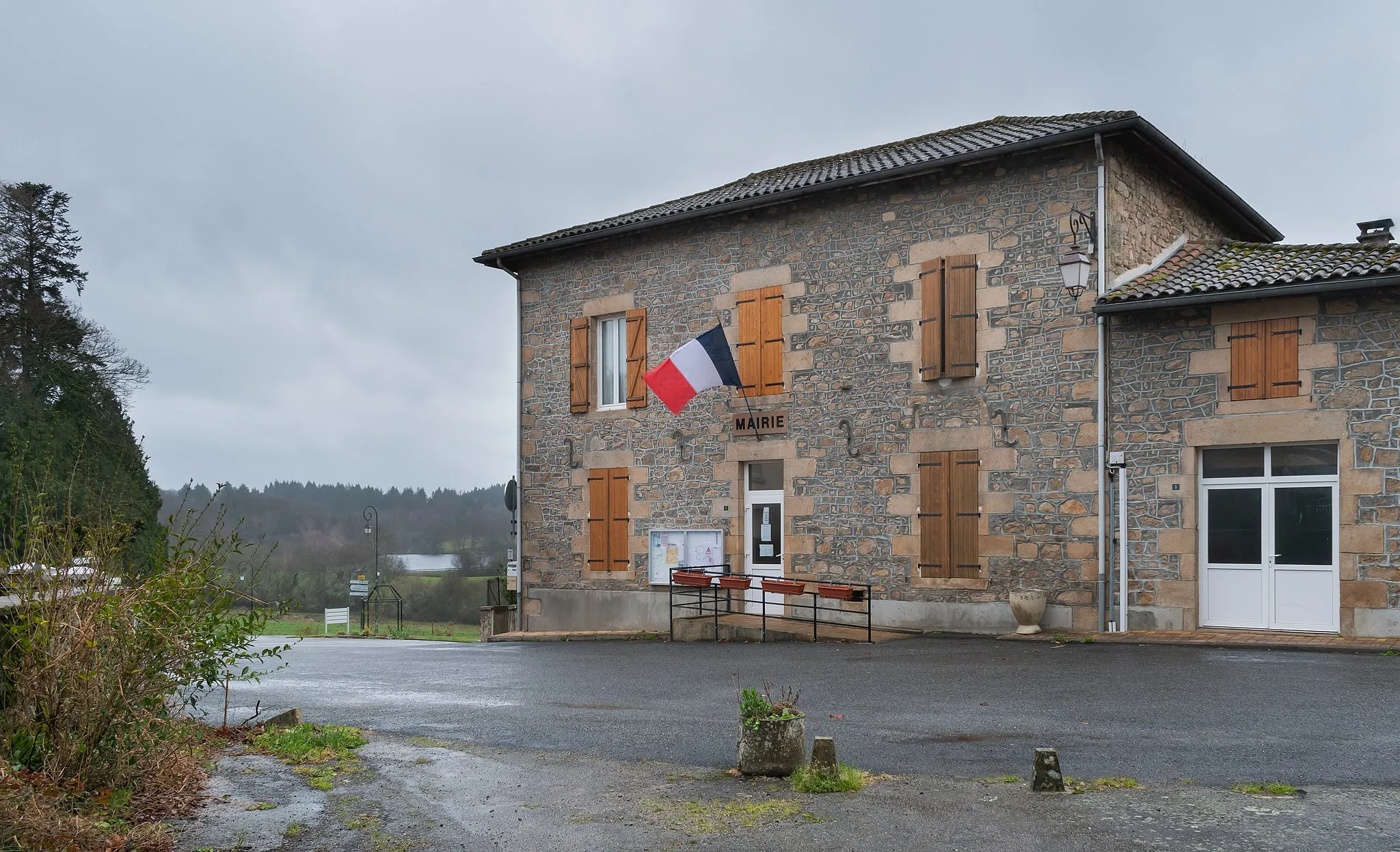Photo showing: Town hall of Thouron, Haute-Vienne, France