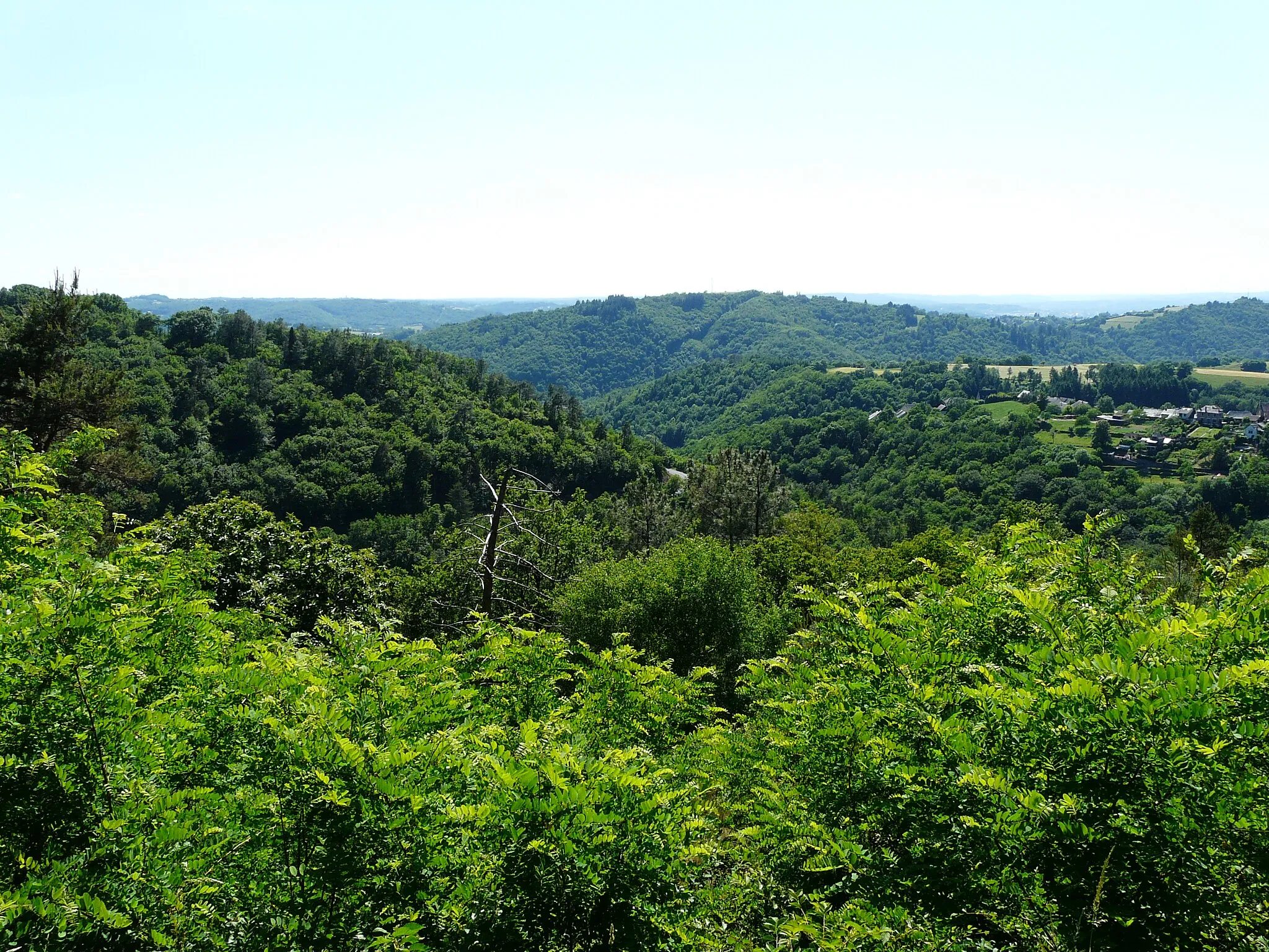 Photo showing: The gorges of Coiroux separate Palazinges (on the left) from the houses of the village of Aubazine, Corrèze, France