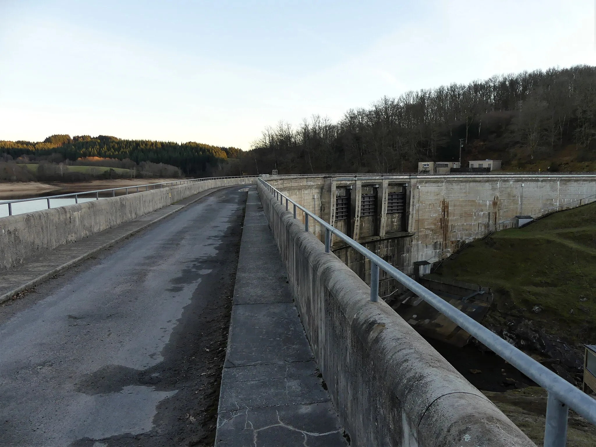 Photo showing: La route sur le barrage de Monceaux la Virolle vu depuis le nord, Saint-Hilaire-les-Courbes, Corrèze, France.