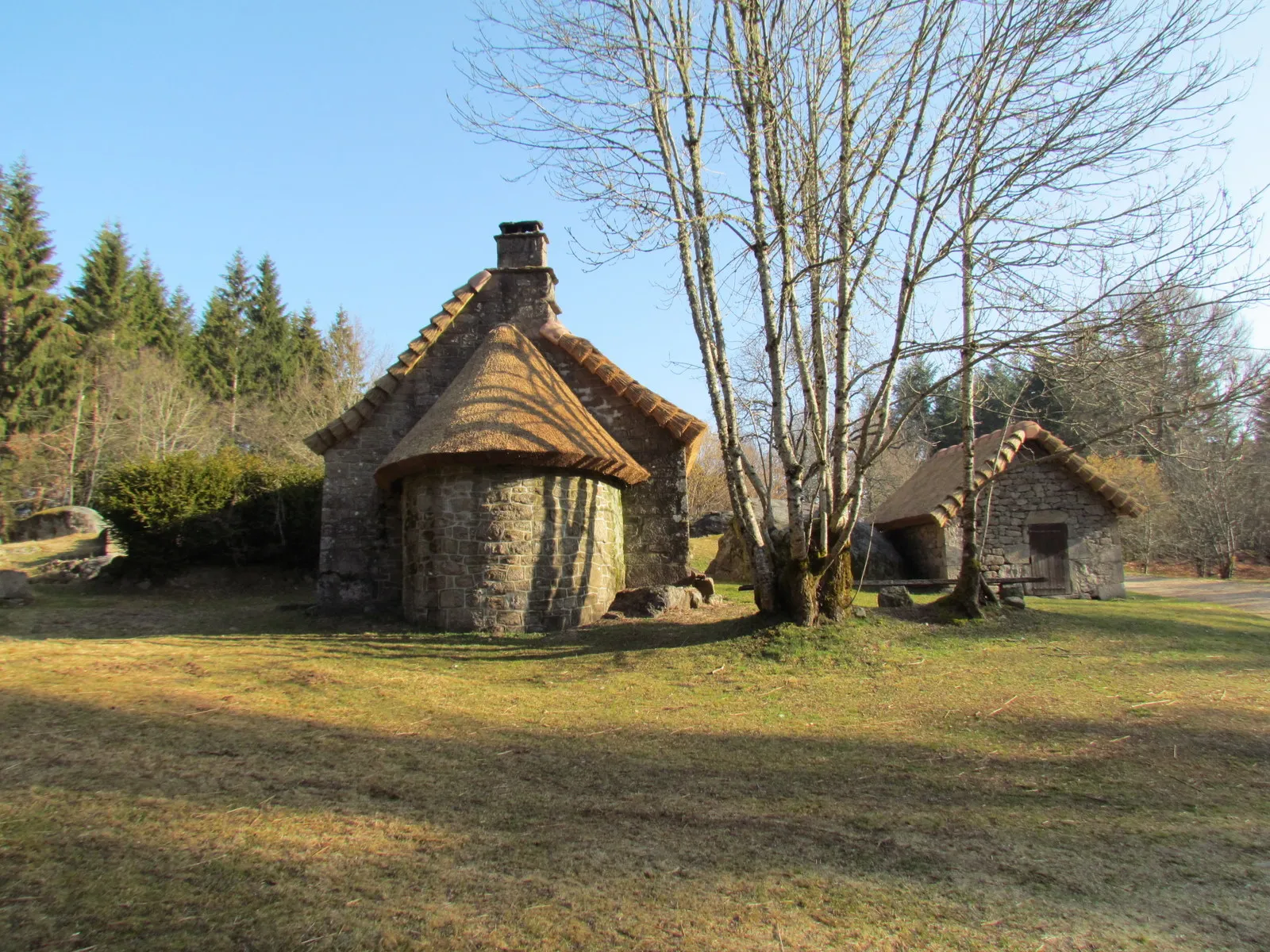 Photo showing: Village de Clédat (commune de Grandsaigne, Corrèze) en forêt domaniale de Larfeuil. Abandonné depuis les années 60, il est restauré progressivement par l'Association "Renaissance des vieilles pierres" . Bel exemple de rénovation d'un toit de chaume (financement Conseil général Corrèze)