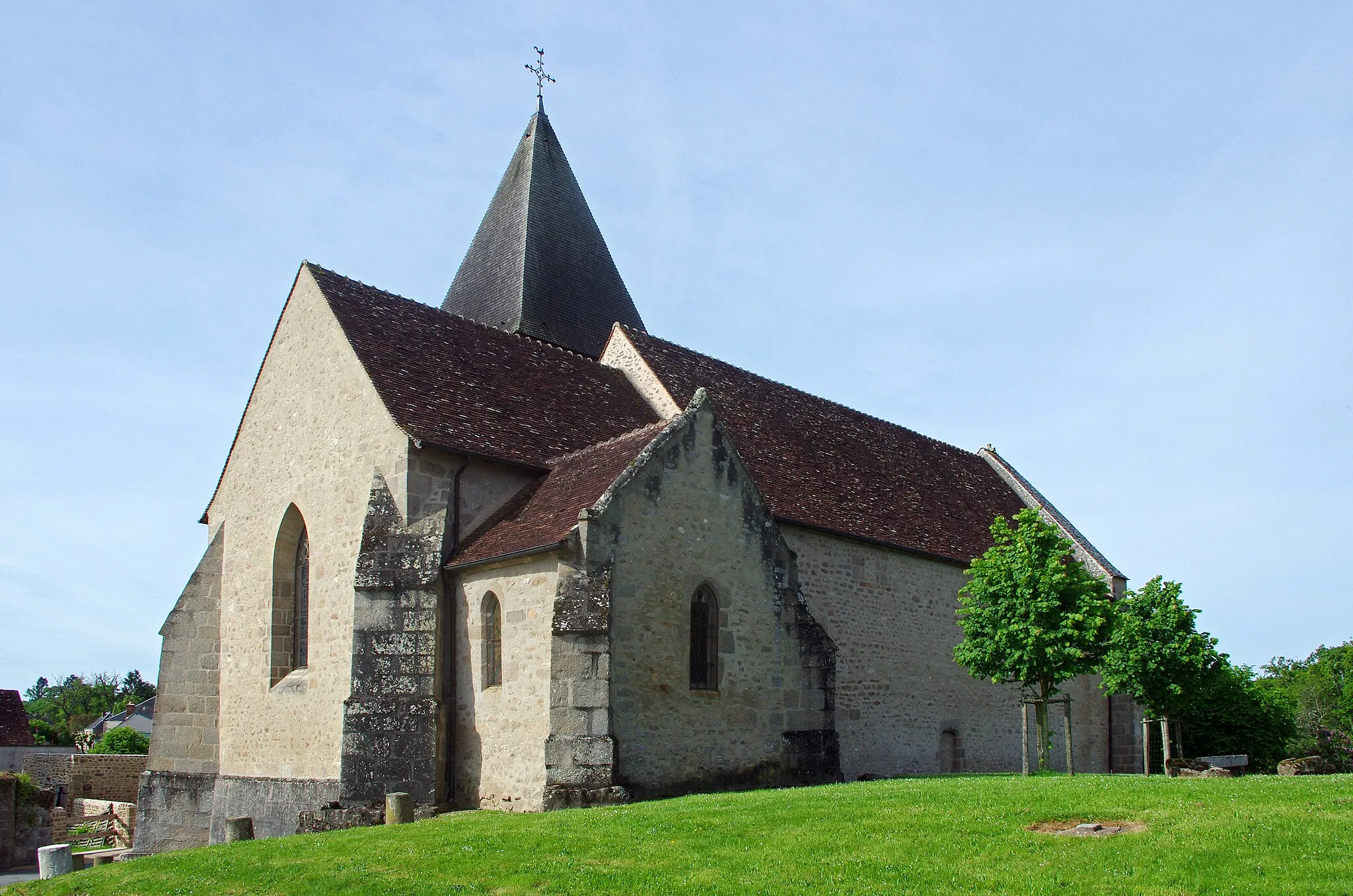 Photo showing: Crozant (Creuse).

Église Saint-Étienne de Crozant.
Les plus anciennes parties semblent remonter à la fin du 12e siècle, en particulier le portail ouest. Les 7 modillons sculptés  au
dessus de la porte représentaient les 7 péchés capitaux.
Les imposants contreforts d'angles permettent d'équilibrer la poussée d'ogive.
Un important contrefort contient l'escalier à vis qui mène au clocher.
Sur la façade nord, une porte murée menait peut-être au prieuré contigu. Trois ouvertures sous le toit sont également murées.

L'église a été restaurée aux XVe et XVIe siècles.