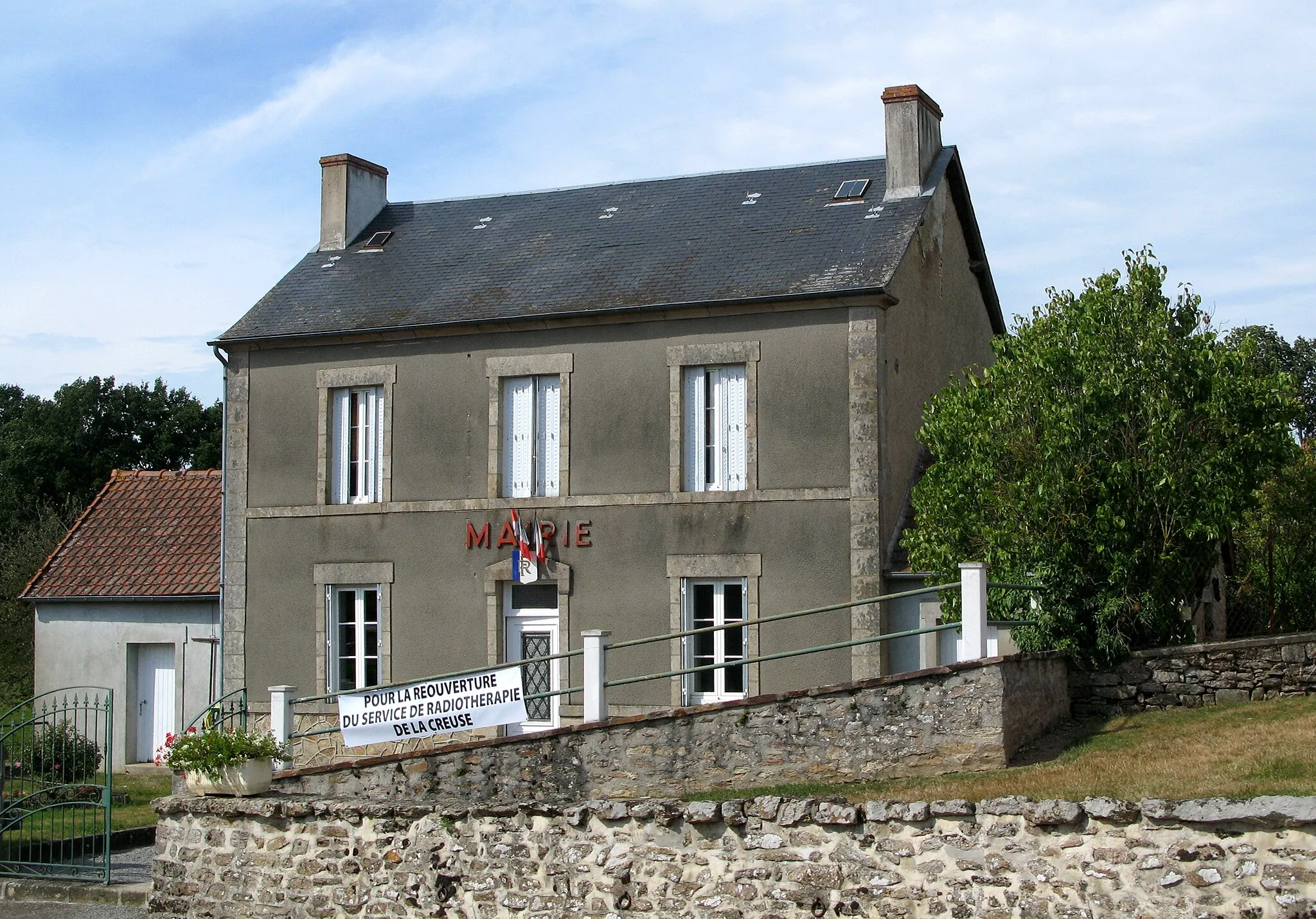 Photo showing: Sagnat (Creuse, France) -
La mairie.
Comme d'autres municipalités du département, la mairie arbore en 2010 une banderole signalant son opposition à la fermeture du centre de radiothérapie de la Creuse.
.