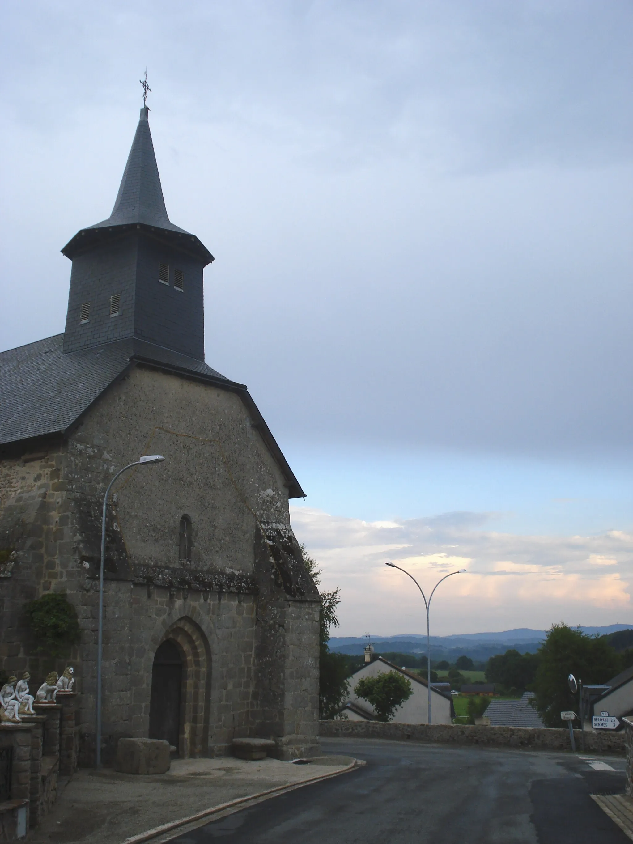 Photo showing: Saint-Priest-la-Feuille (Creuse, Fr), church and view