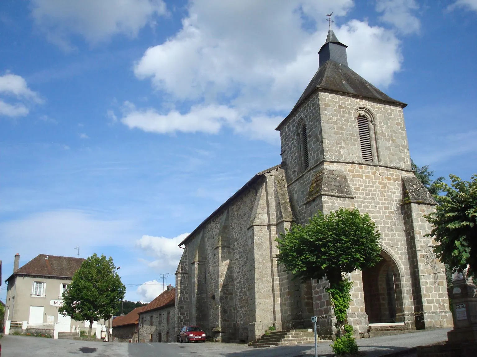 Photo showing: Church and town hall of Mourioux-Vieilleville