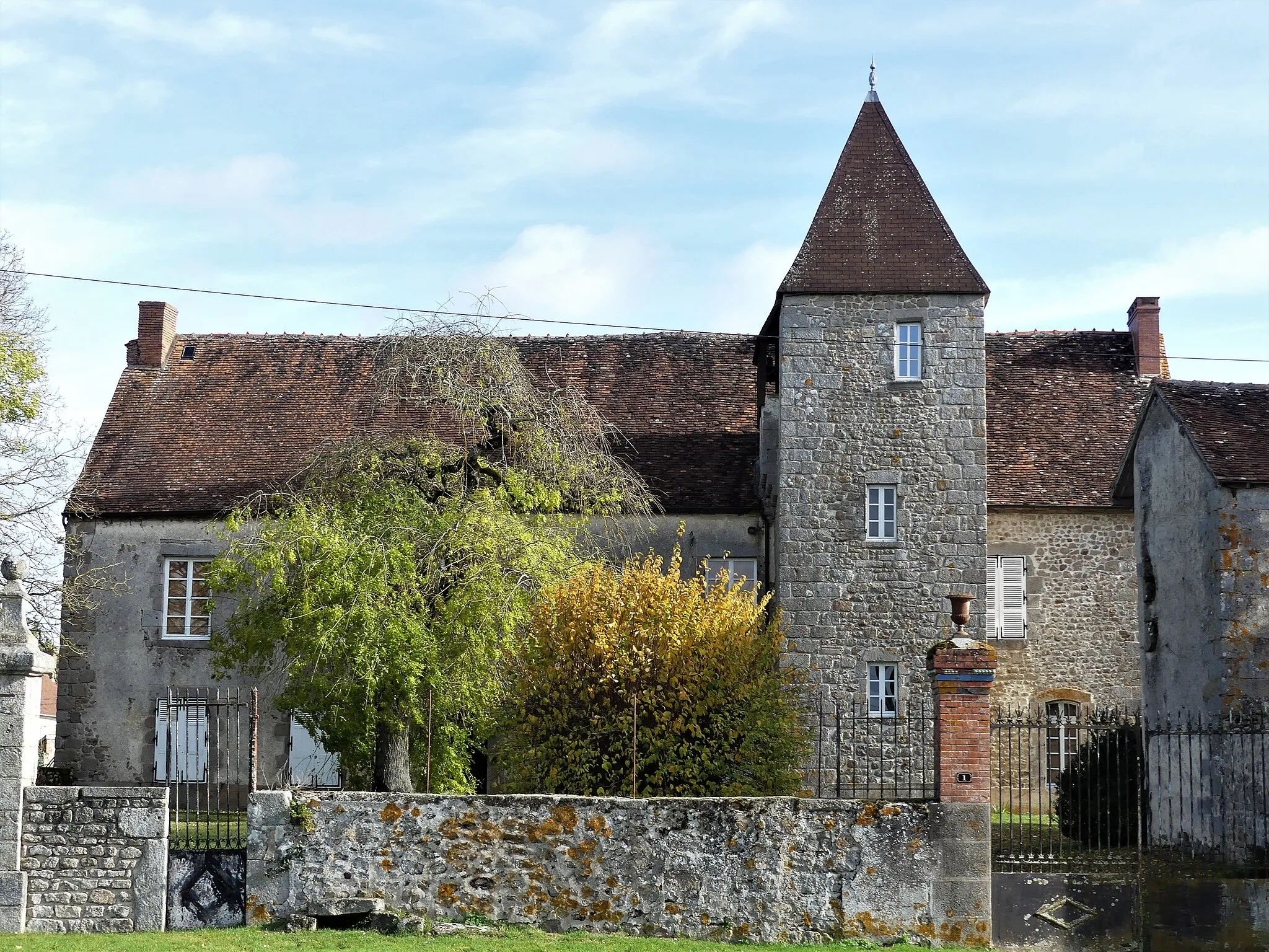 Photo showing: Le château de Saint-Julien-le-Châtel, Creuse, France.