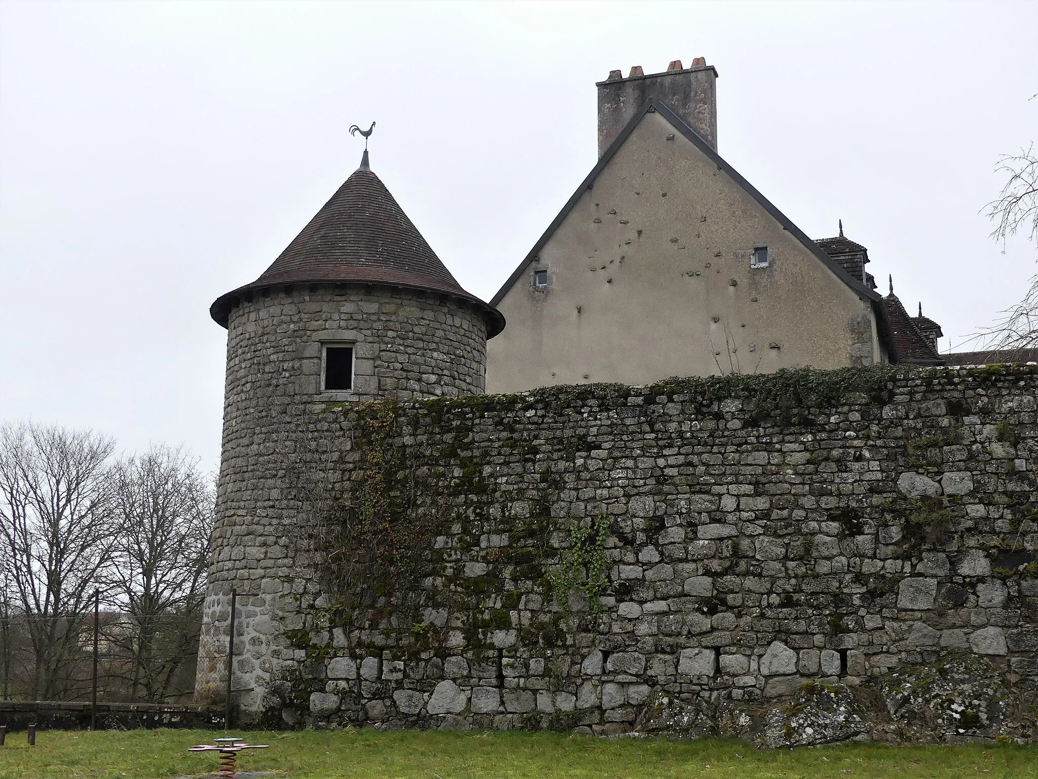 Photo showing: La tour nord-ouest du bourg de Chénérailles, Creuse, France.