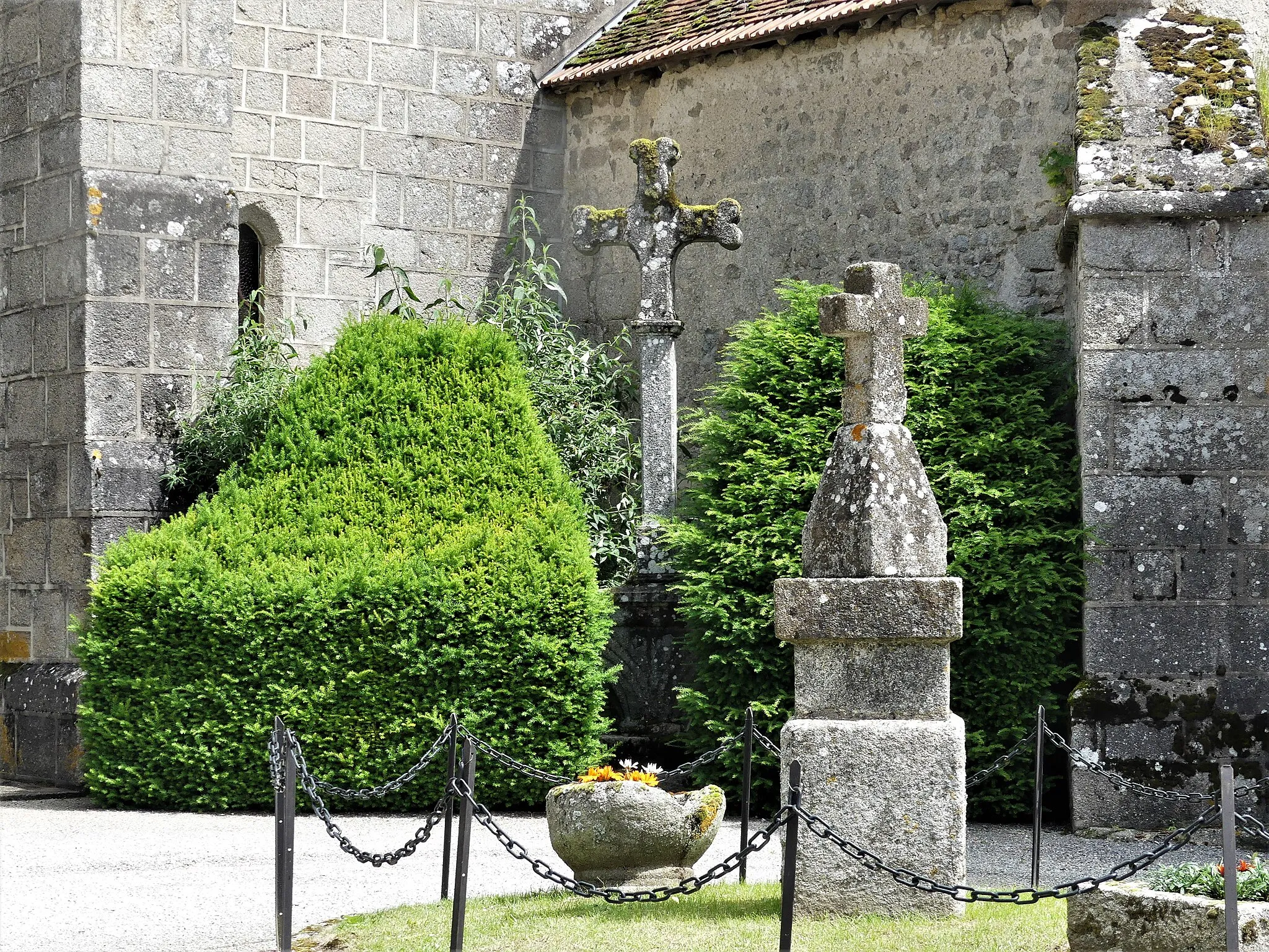 Photo showing: Deux croix situées à l'extérieur de l'église, Issoudun-Létrieix, Creuse, France.