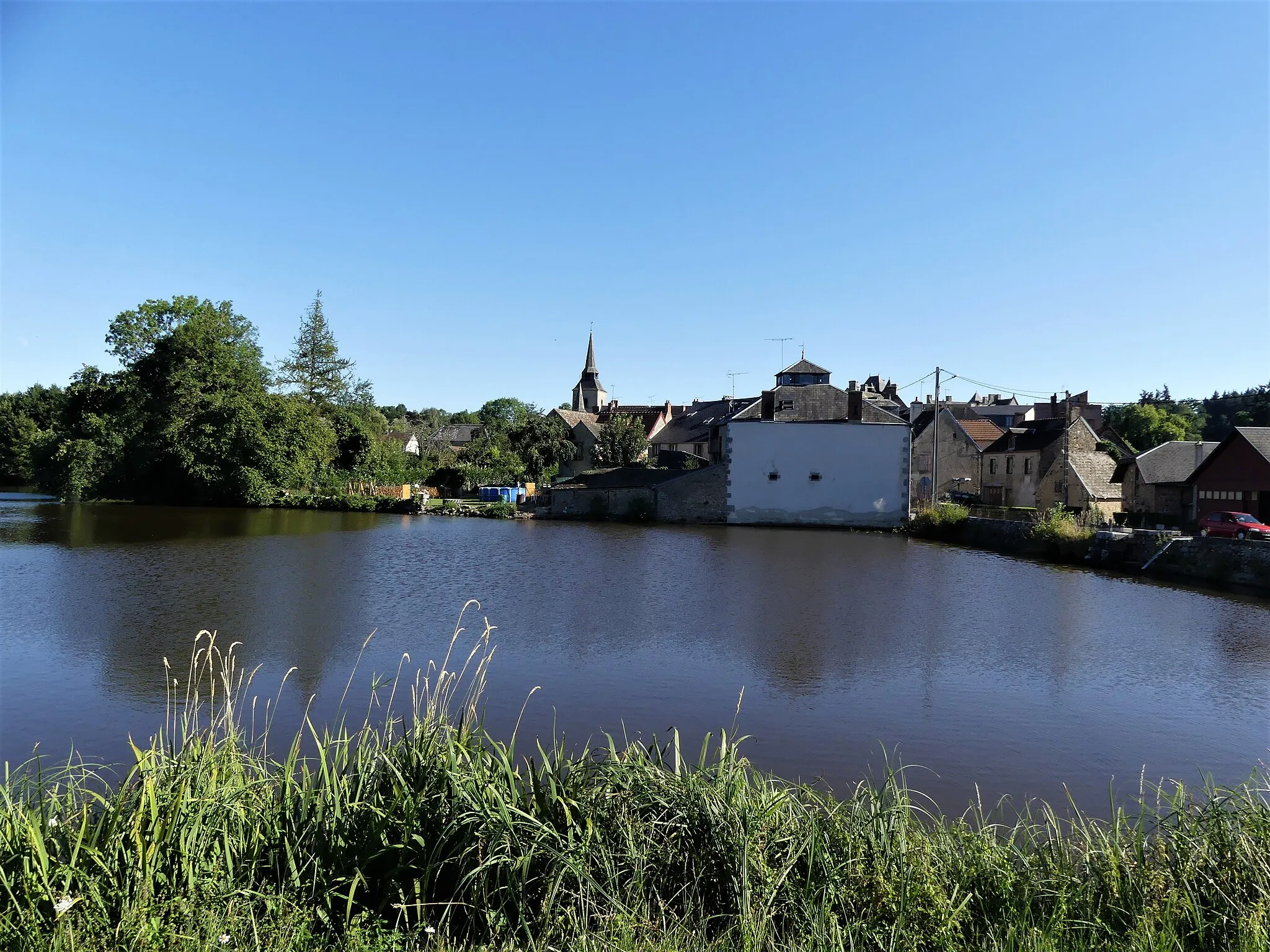 Photo showing: L'étang  alimenté par la Vézelle, au nord du bourg de Mainsat, Creuse, France.