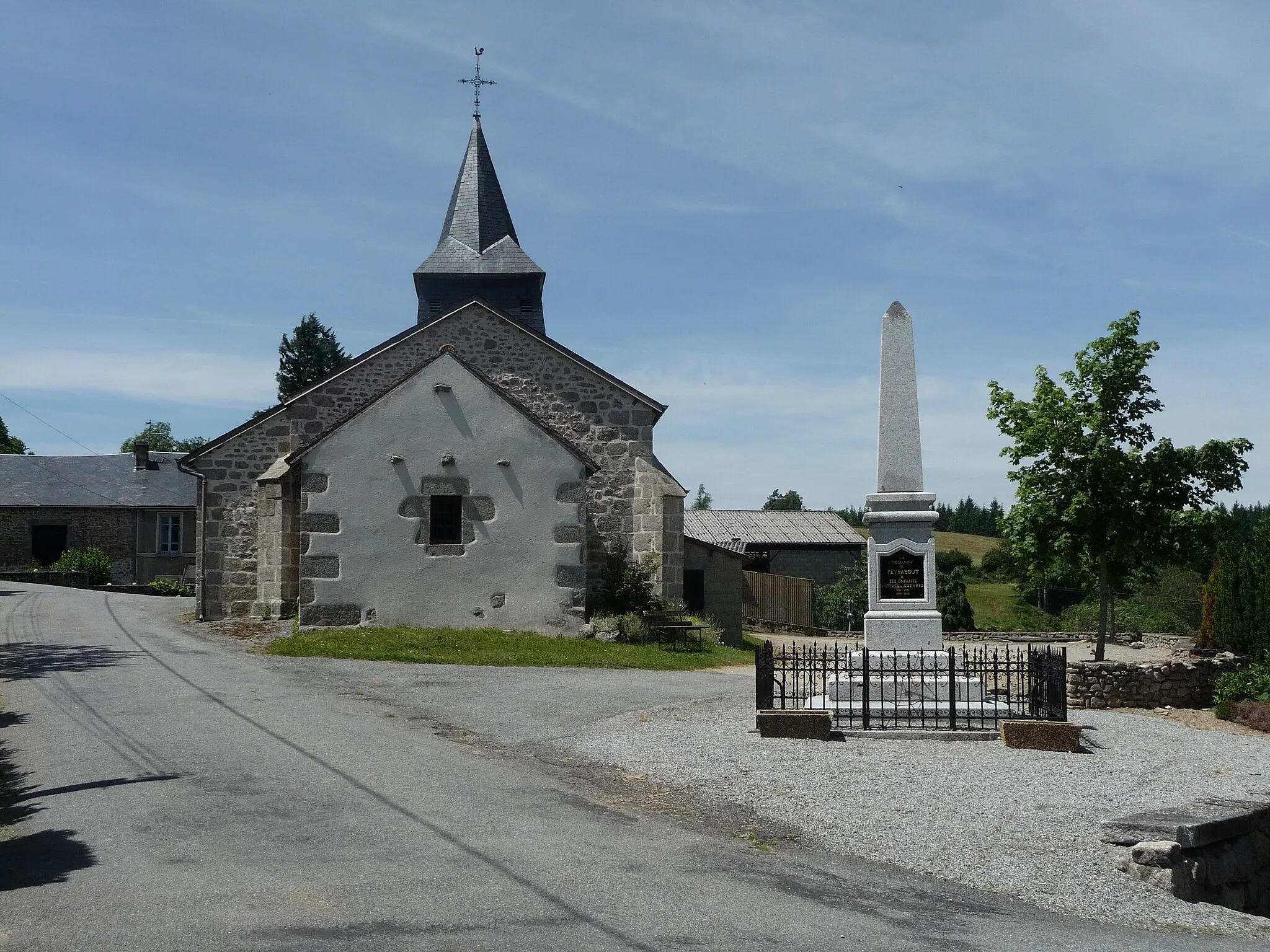 Photo showing: Peyrabout, vue du monument aux morts et de l'église