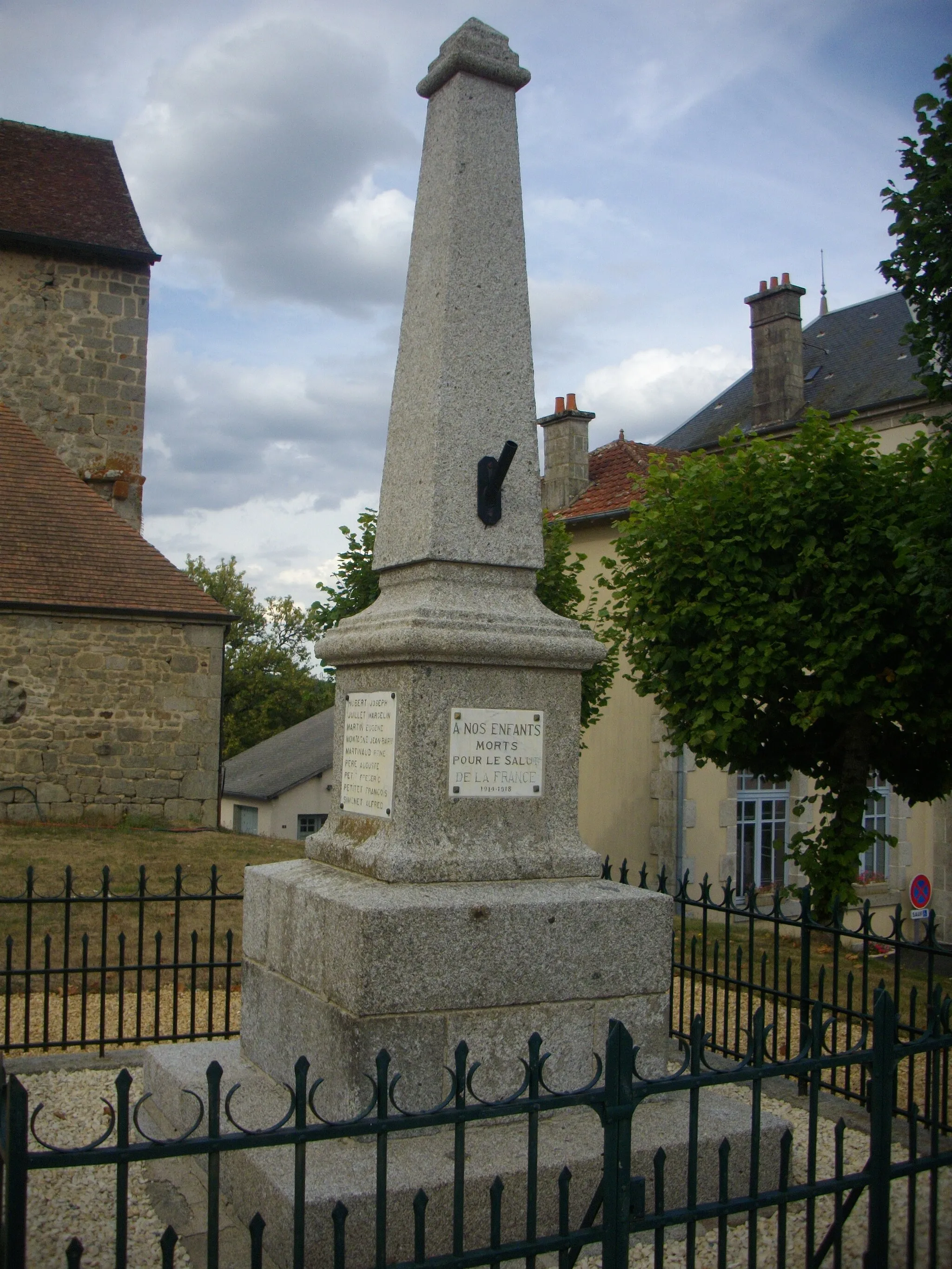 Photo showing: War memorial of Chamberaud (Creuse, France)