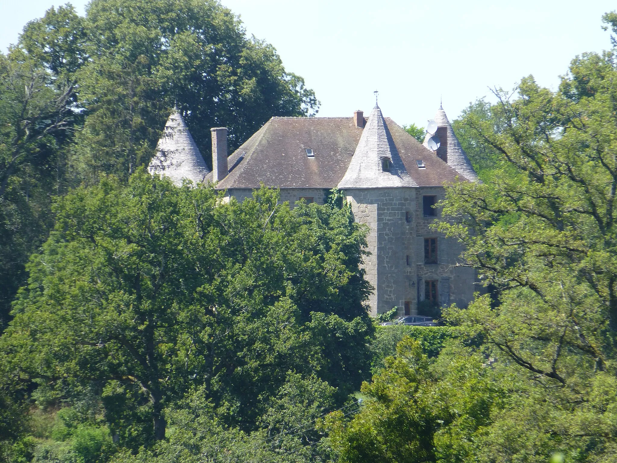 Photo showing: Château de l'Etang (La Chaussade, Creuse, Nouvelle-Aquitaine, France) vu depuis la RD993.