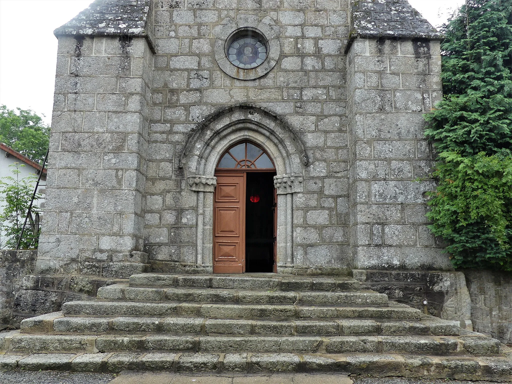 Photo showing: Le portail de l'église, La Chaussade, Creuse, France.