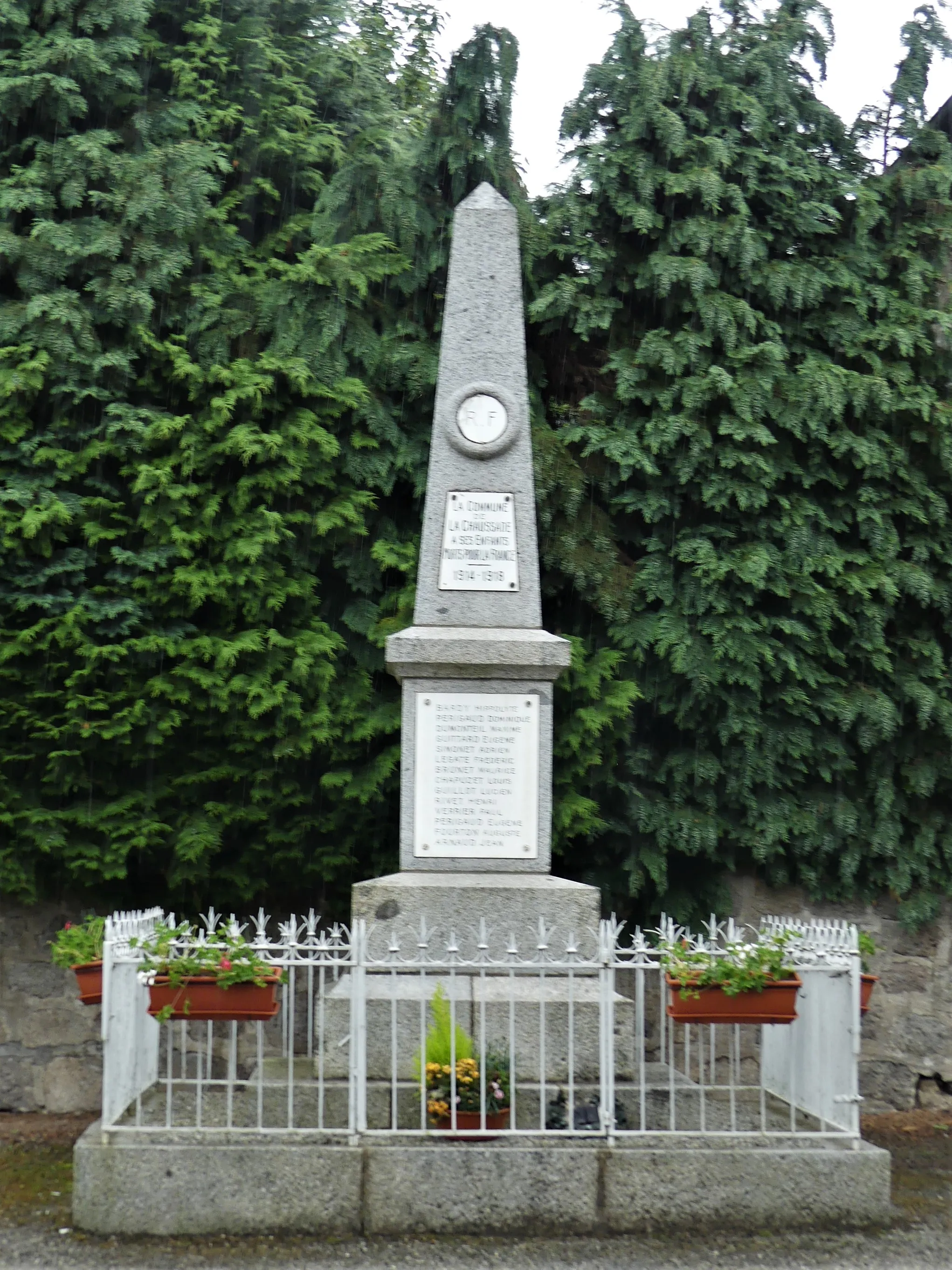 Photo showing: Le monument aux morts de La Chaussade, Creuse, France.