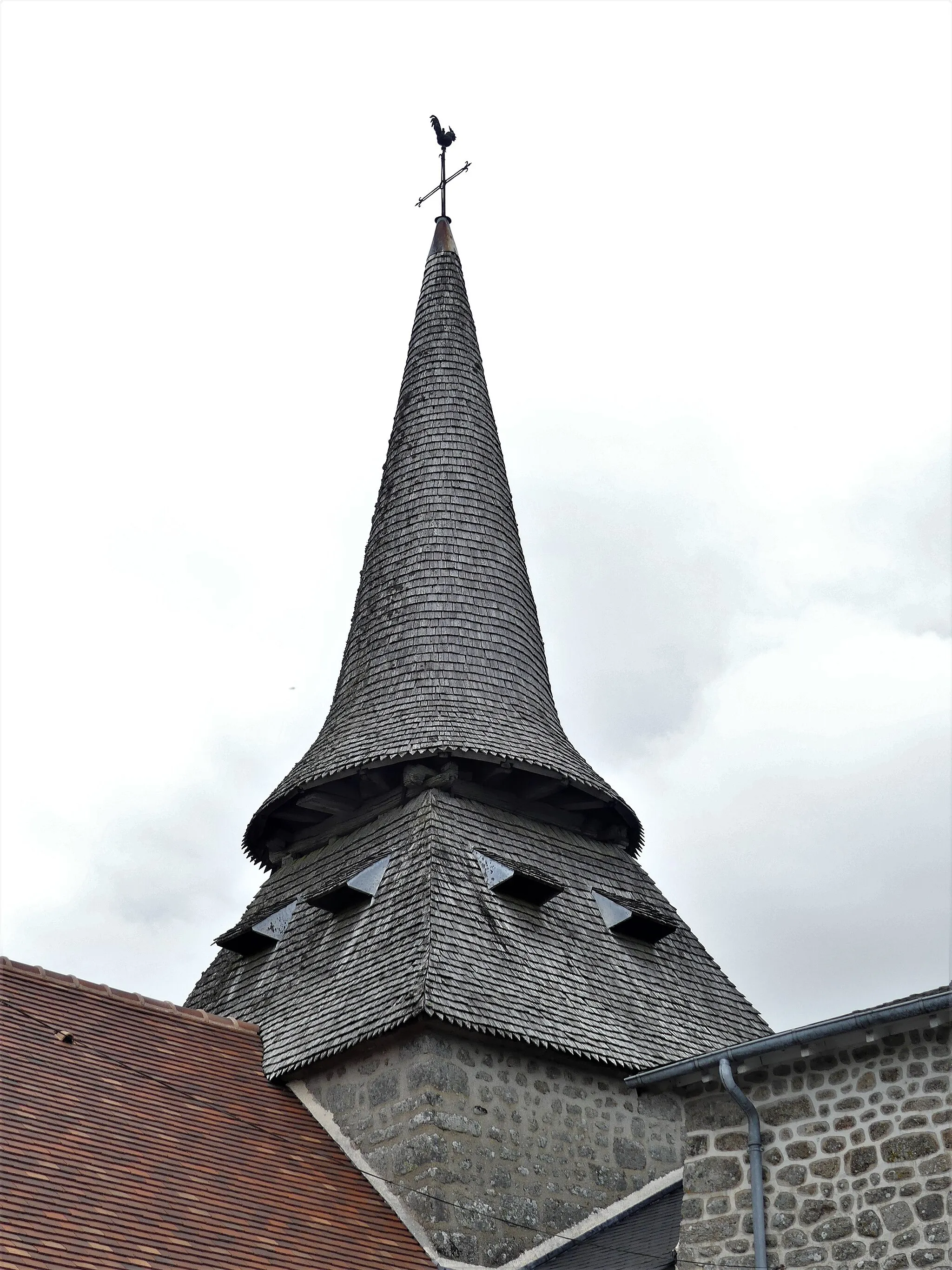 Photo showing: Le clocher de l'église de Saint-Alpinien, Creuse, France.