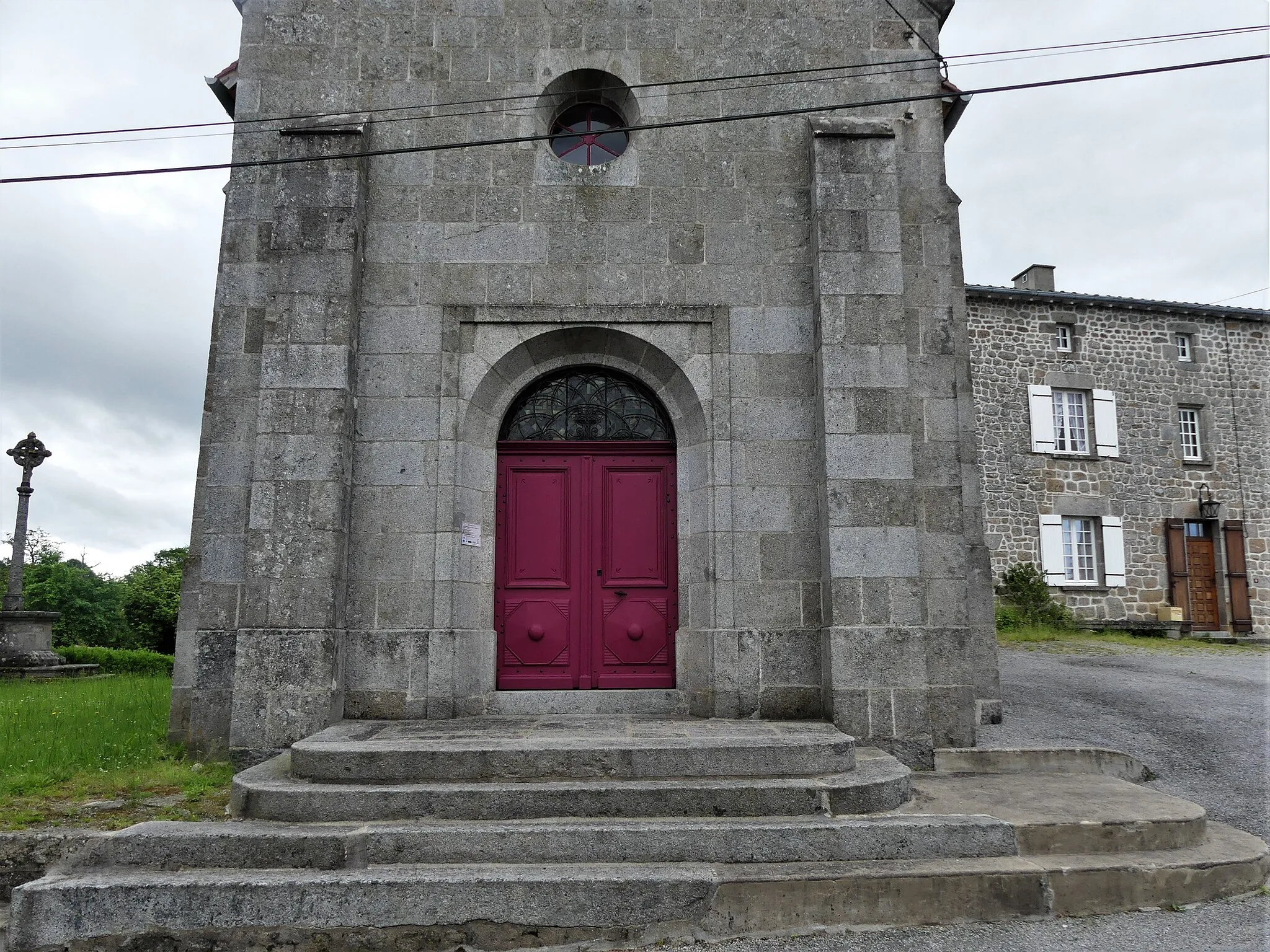 Photo showing: Le portail de l'église de Saint-Alpinien, Creuse, France.