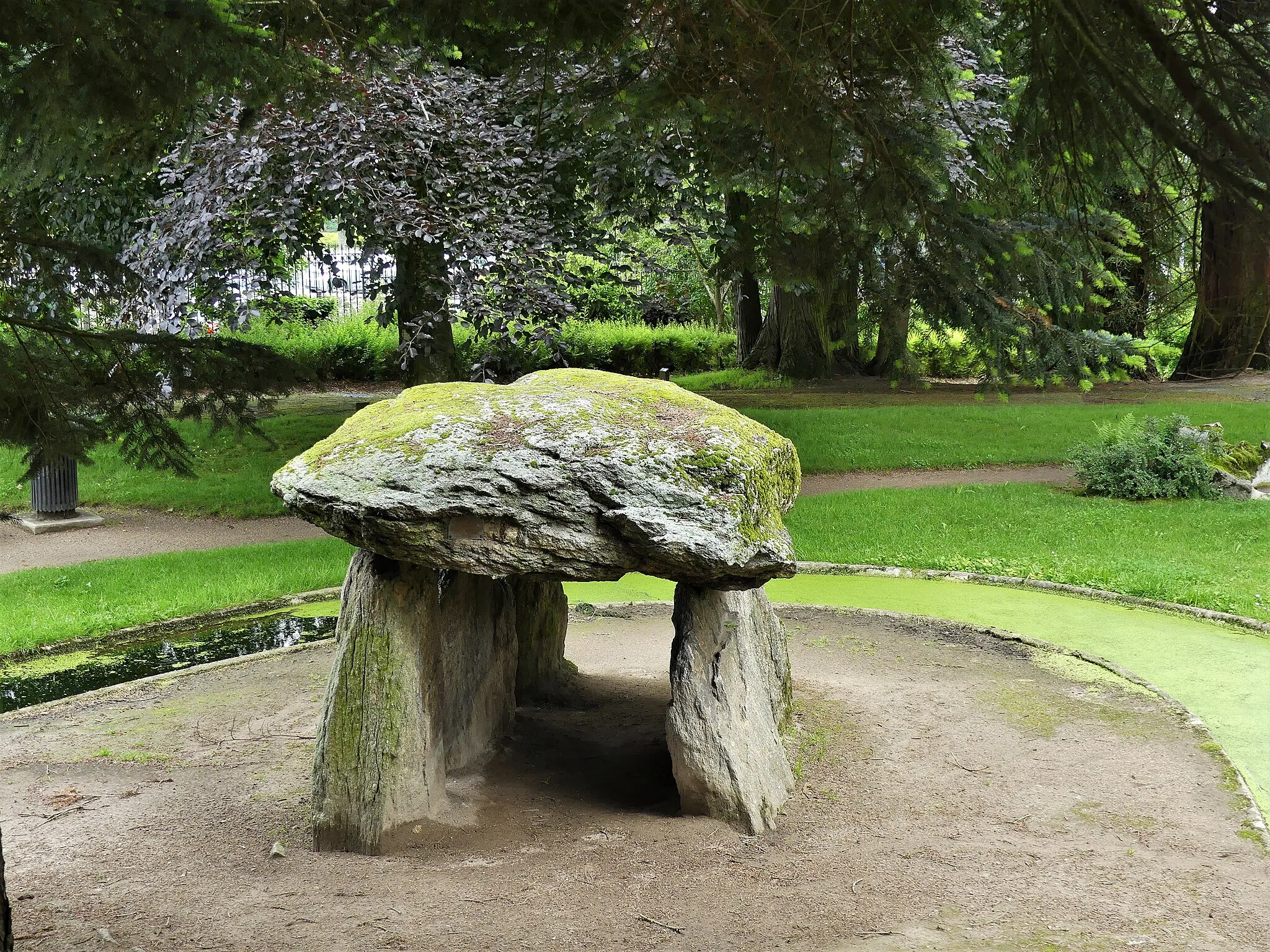 Photo showing: Le dolmen de la Chadrolle, parc de la Sénatorerie, Guérte, Creuse, France.