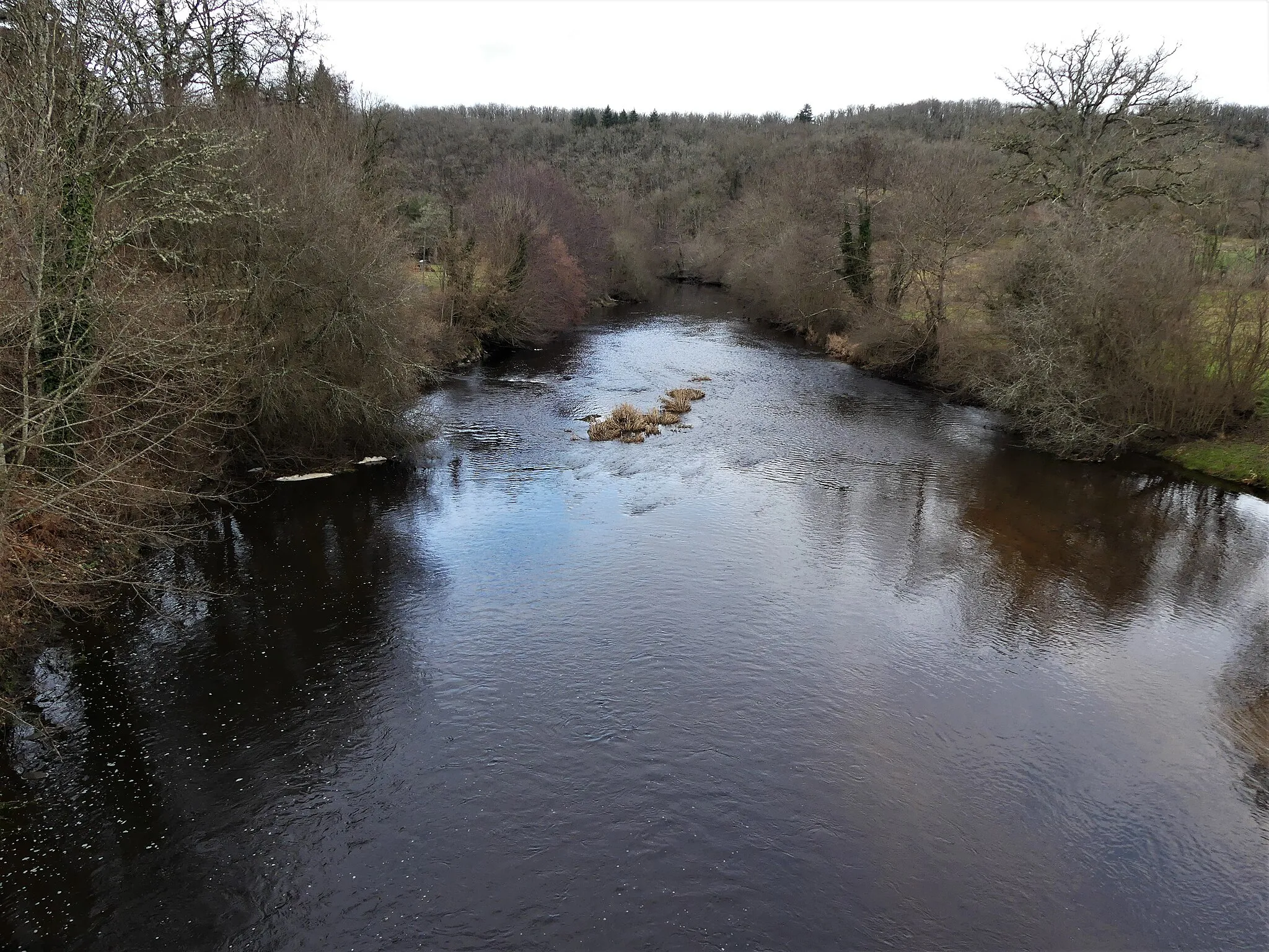 Photo showing: La Creuse au pont de la route départementale 100, en limite de Sainte-Feyre (à gauche) et d'Ajain, Creuse, France. Vue prise en direction de l'aval.